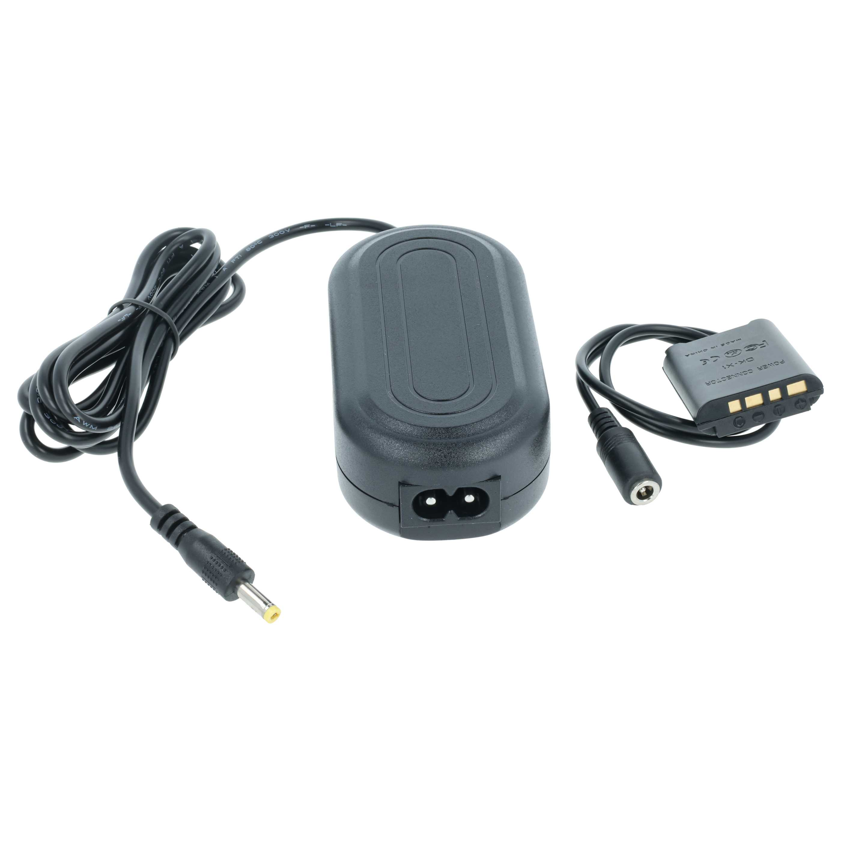 Ein schwarzes Kamera-Netzteil mit Stromkabel und Stecker, ein schwarzer Stromanschluss für die Kamera.