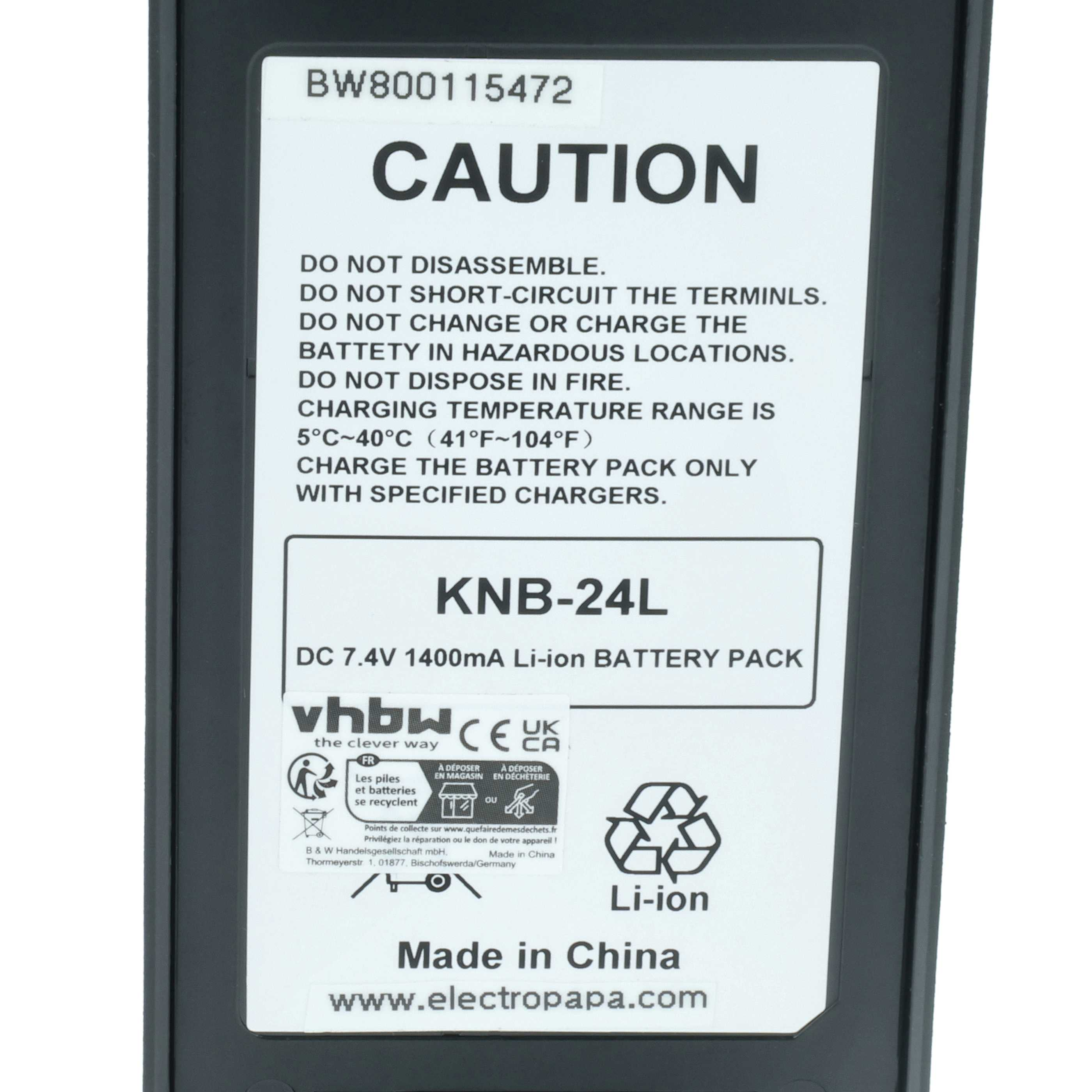 Ein schwarzes Akku-Etikett mit Warnhinweisen, Modelldetails und Recycling-Symbolen. Text enthält 'CAUTION' und 'Made in China'.