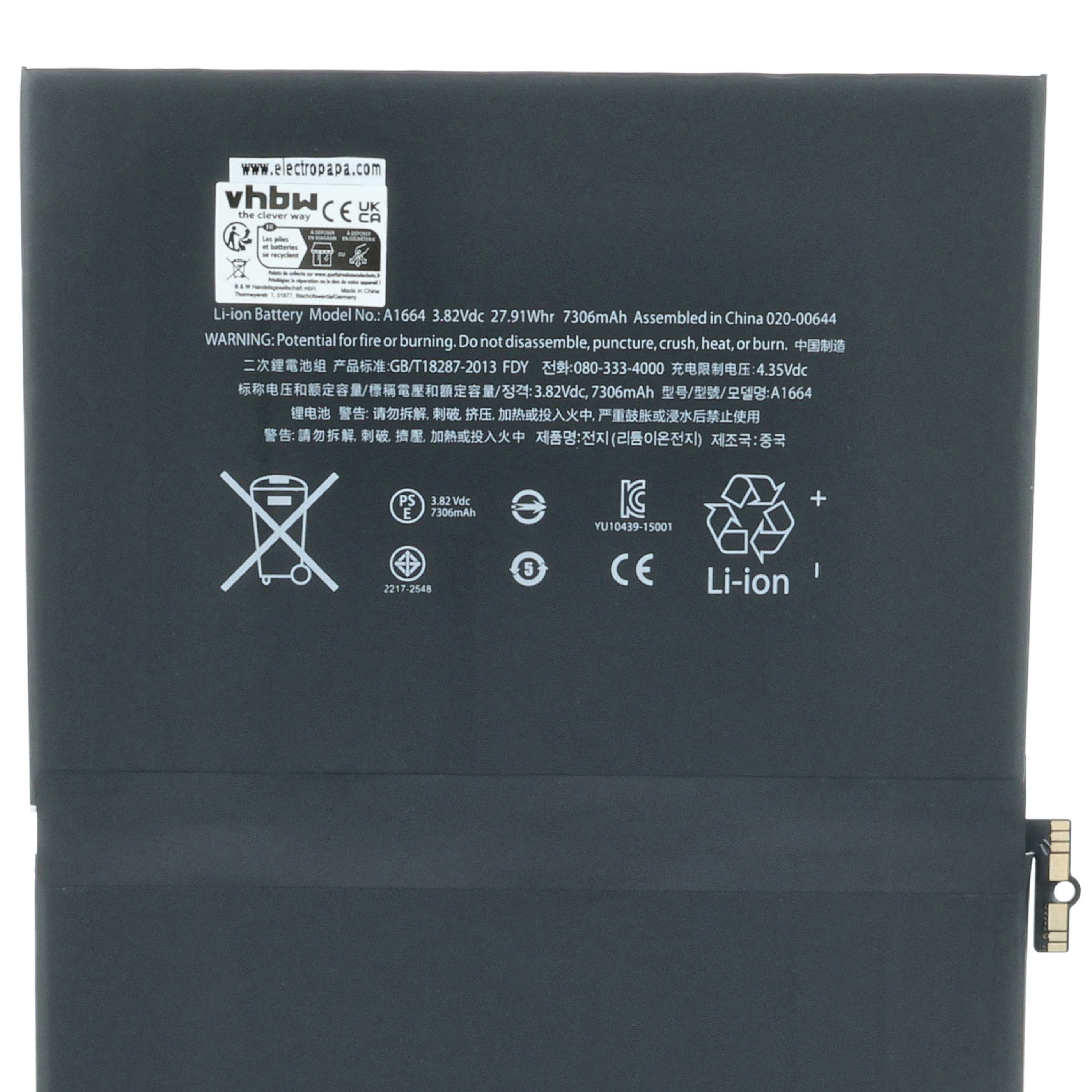 Ein schwarzer Li-Ionen-Akku mit weißen Textetiketten und Symbolen. Er hat einen Anschluss und ein Recyclingsymbol.