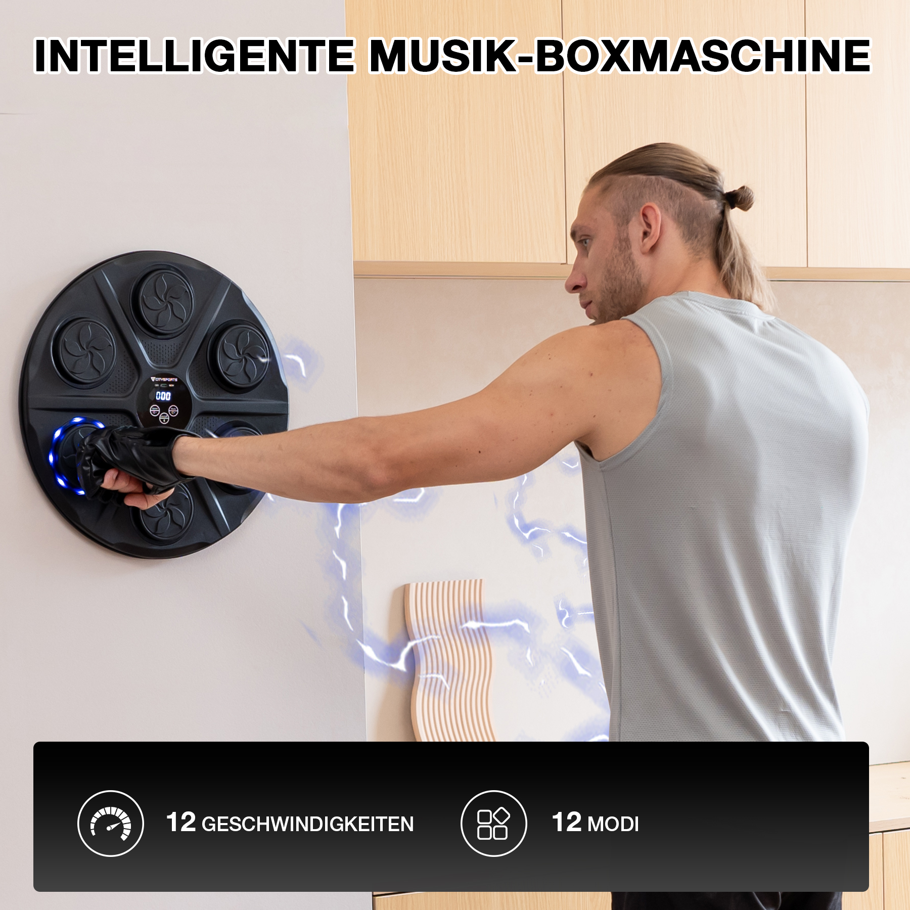 Ein Mann boxt auf eine schwarze Boxmaschine an der Wand. Die Maschine hat ein Digitaldisplay, und der Mann trägt einen Handschuh.