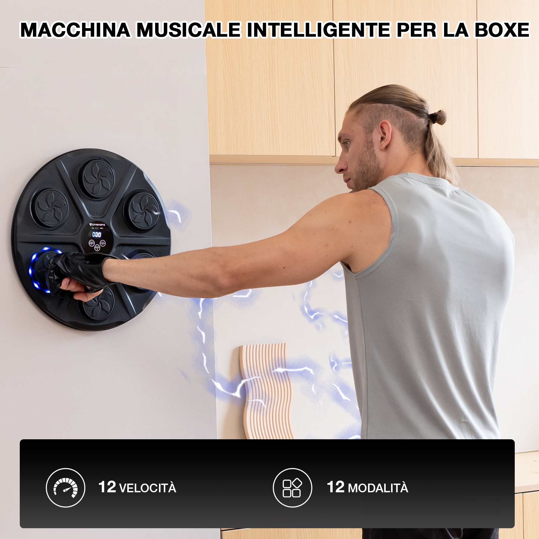 Un uomo boxa con una macchina musicale intelligente nera. La macchina è montata su un muro. L'uomo indossa una canotta grigia.