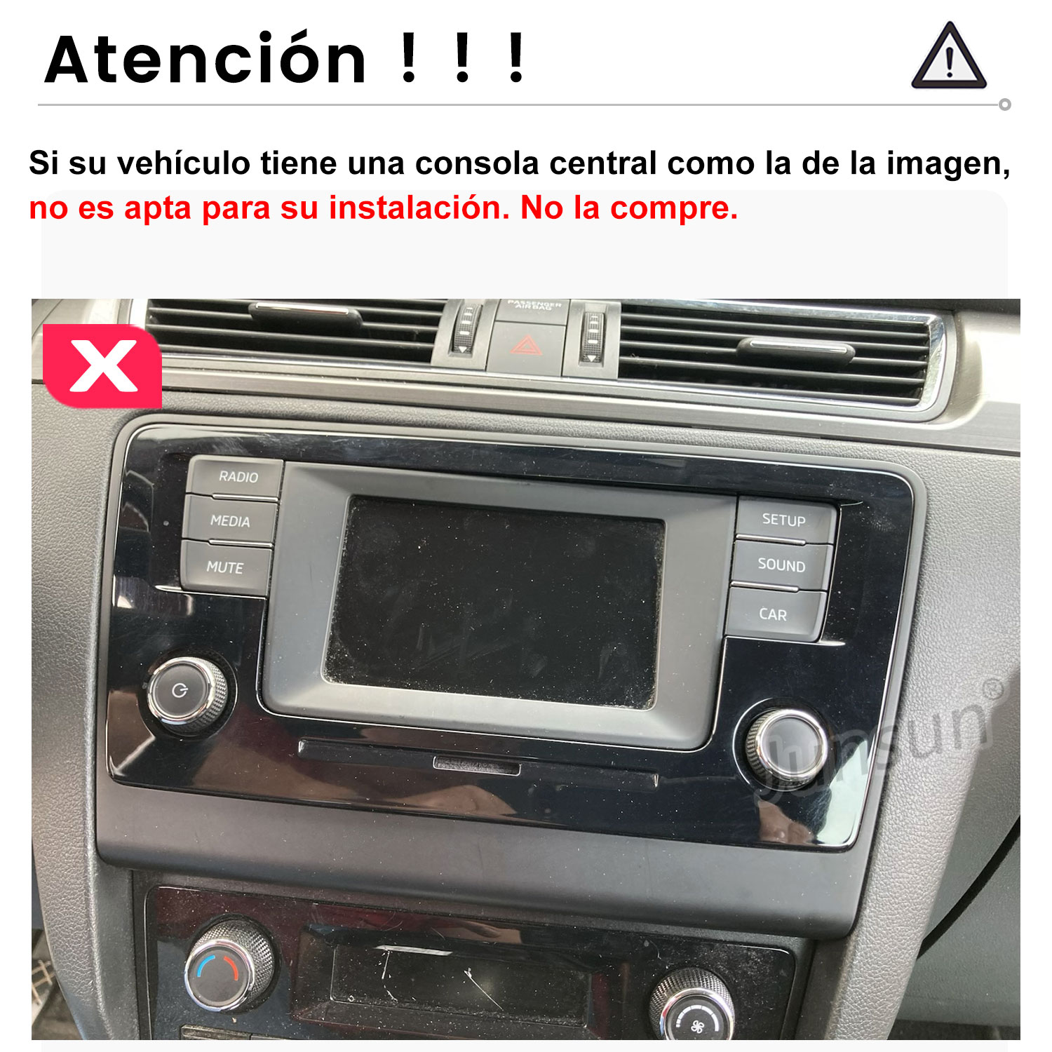 Panel de instrumentos del coche con botones de radio y medios. Se ven pantalla negra y rejillas de ventilación. Una X roja en la esquina superior izquierda.