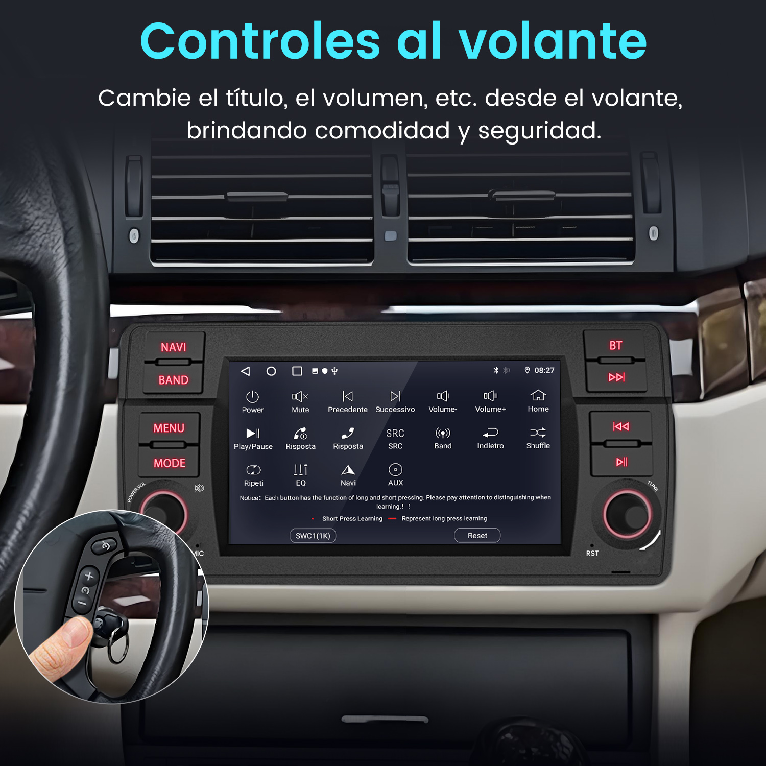 Interior de coche con volante y pantalla con controles. Una mano pulsa un botón en el volante. Texto en pantalla: NAVI, BAND, etc.