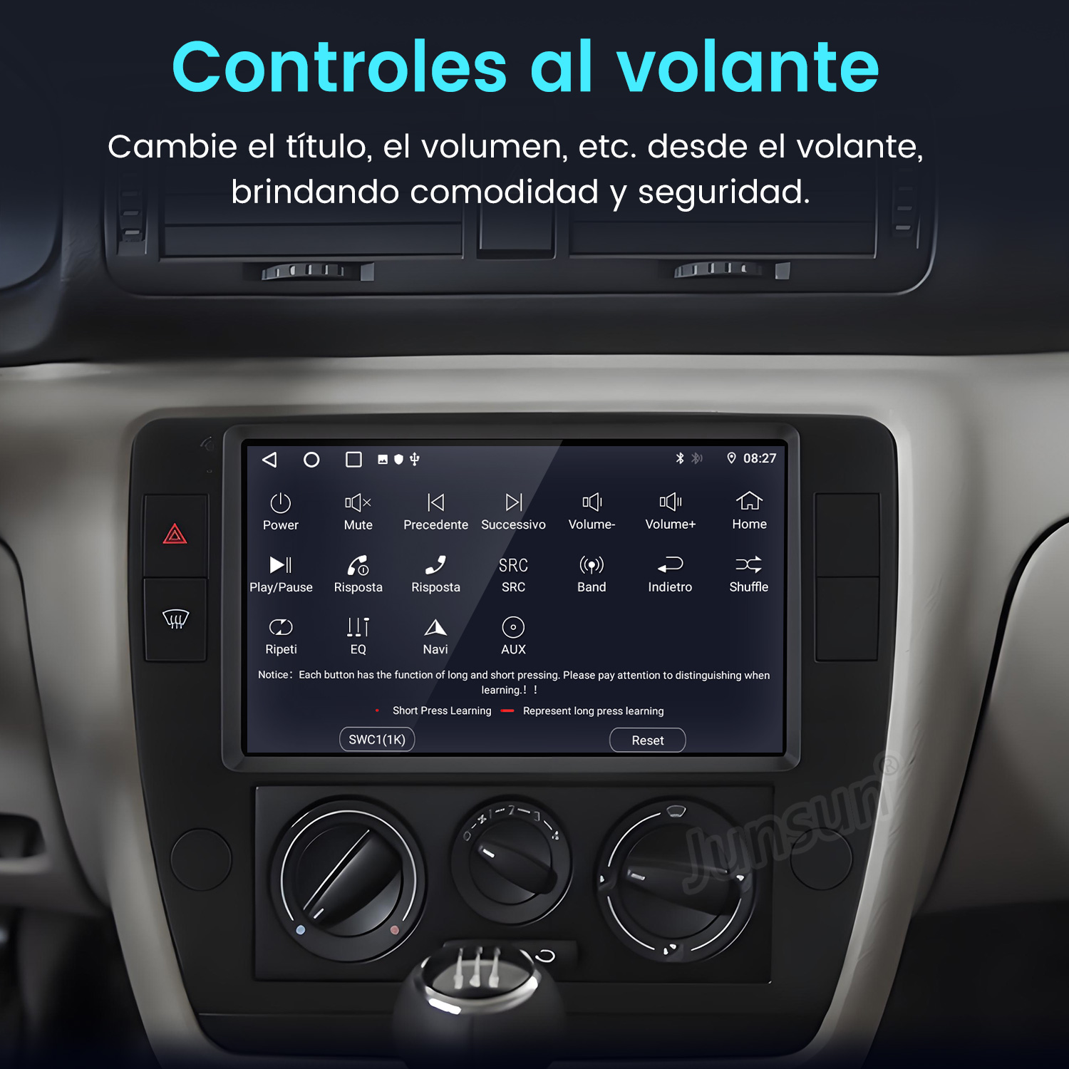 Panel del coche con pantalla de controles, botones y reloj. Texto en español. Interior negro y gris con palanca de cambios.