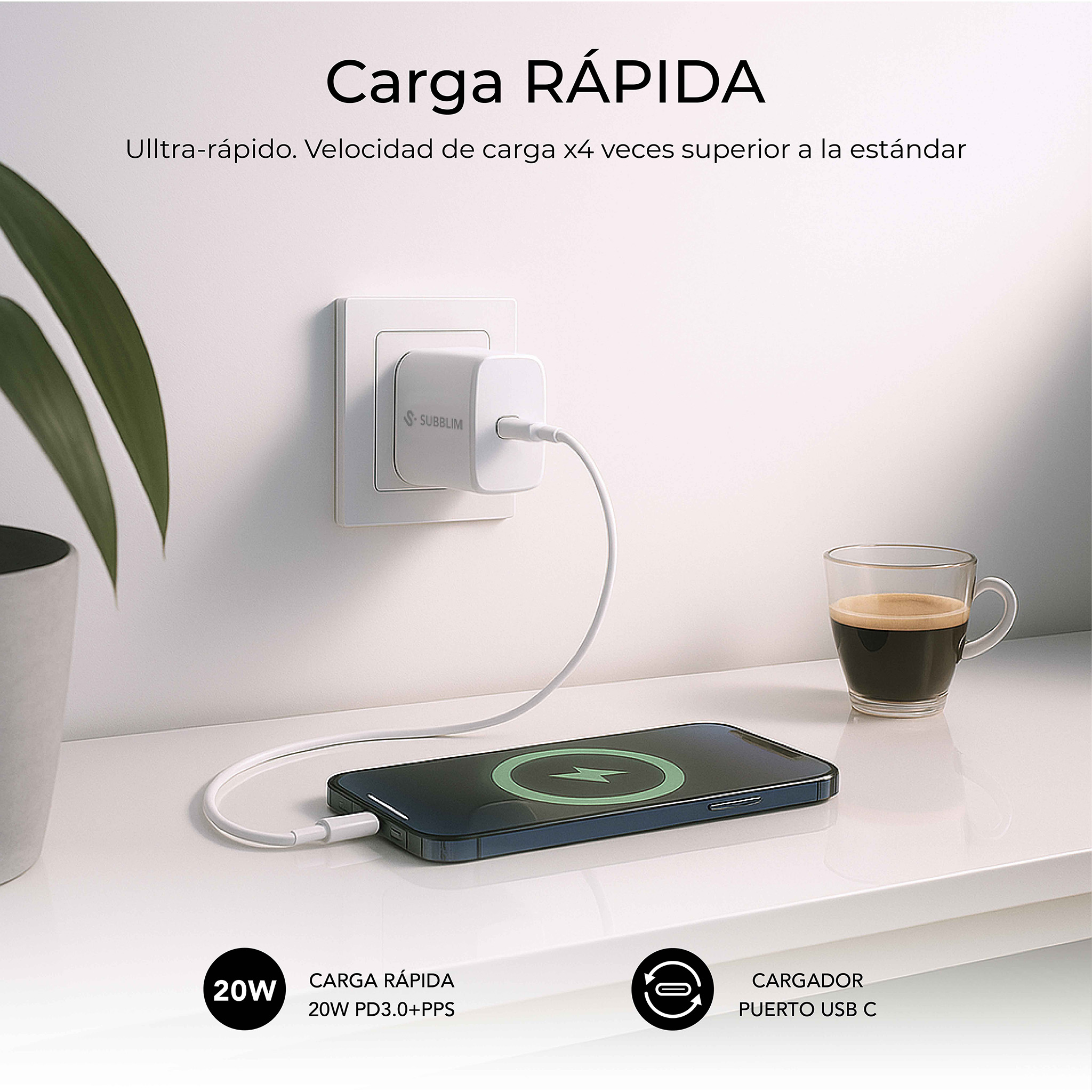 Un teléfono se carga con un cable blanco conectado a un cargador blanco en un enchufe. Una taza de café está cerca.