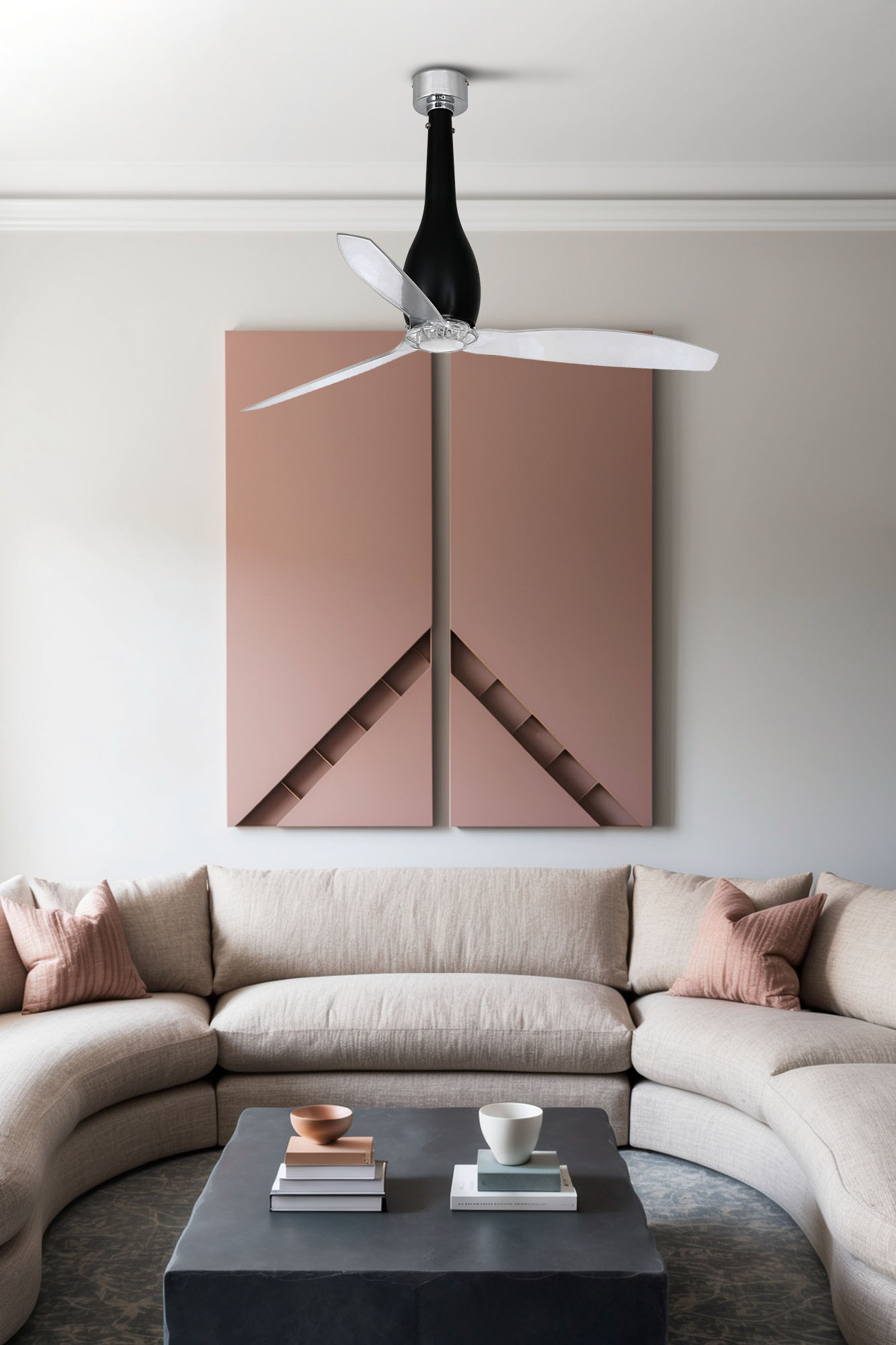 Ein modernes Wohnzimmer mit Sofa, Couchtisch und Kunst. Ein Deckenventilator hängt darüber. Helle und neutrale Farben dominieren.