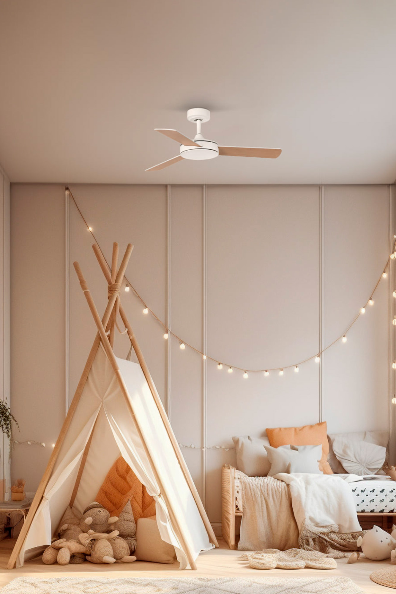 Ein Kinderzimmer mit Tipi, Bett, Lichterkette und Deckenventilator. Weiche Farben und Stofftiere schaffen eine gemütliche Atmosphäre.