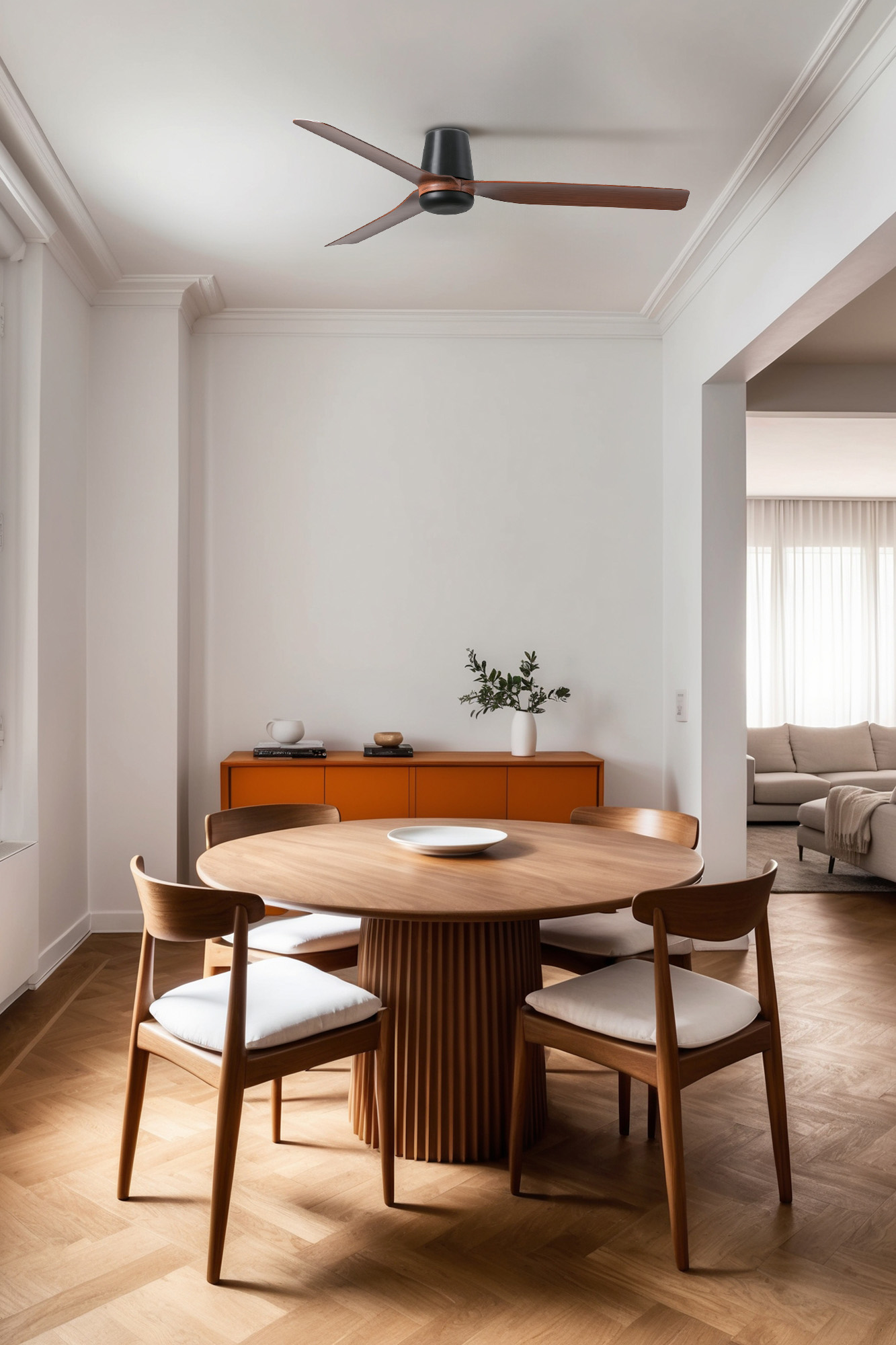 Esszimmer mit Holztisch und Stühlen, orangefarbenem Schrank und Deckenventilator. Im Hintergrund ist ein Wohnzimmer zu sehen.