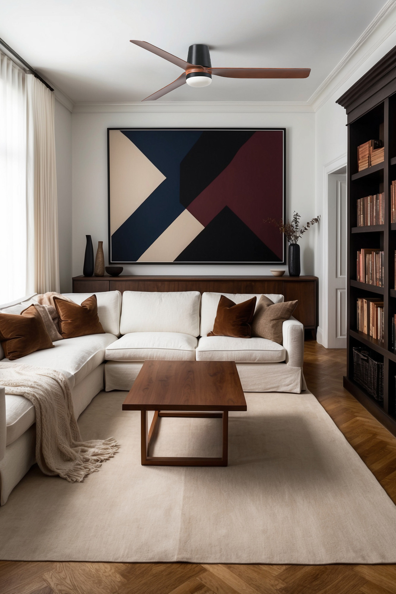 Ein Wohnzimmer mit weißem Sofa, braunem Couchtisch und Kunst. Ein Deckenventilator und ein Bücherregal sind ebenfalls sichtbar.