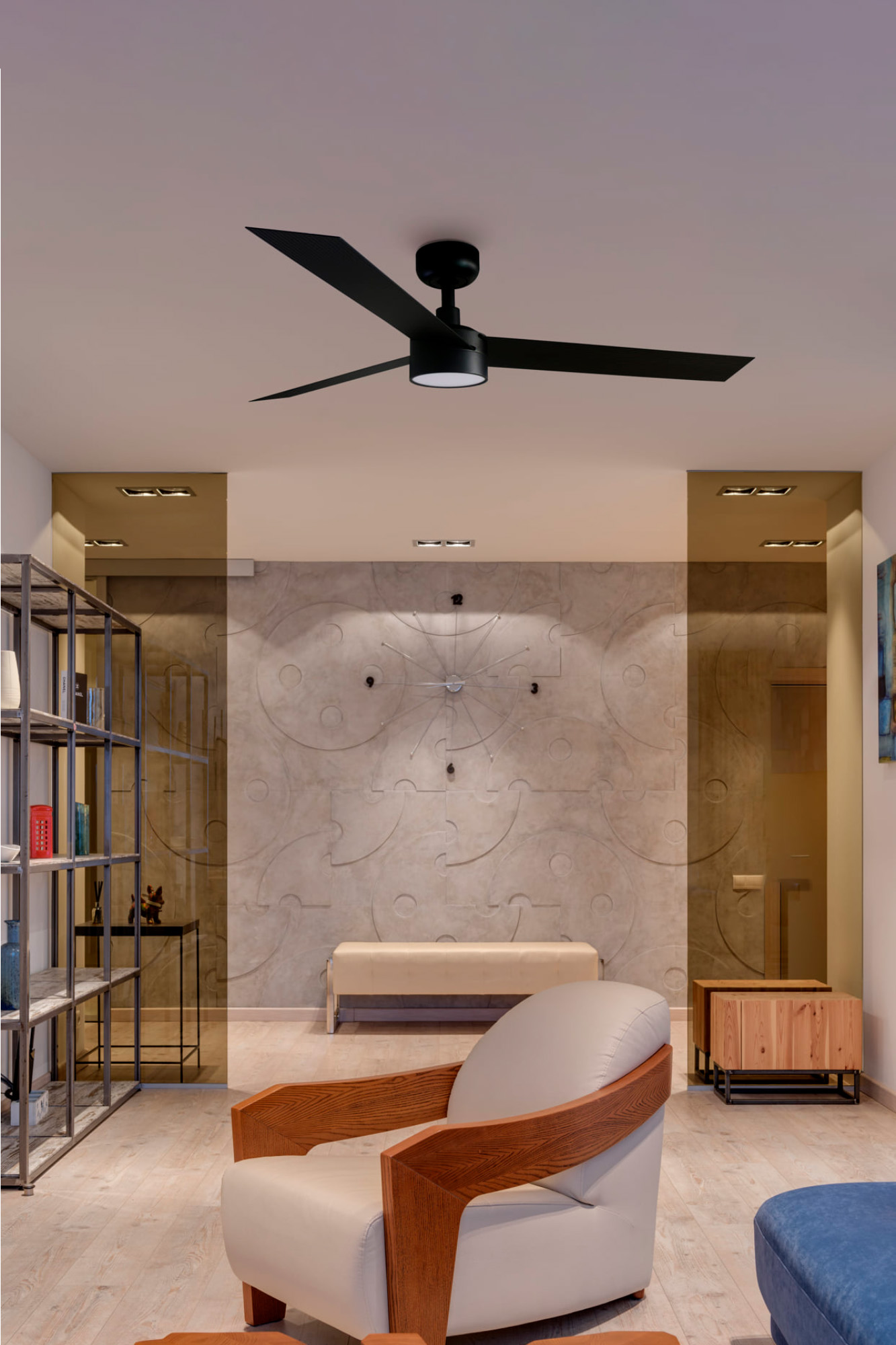 Ein modernes Wohnzimmer mit schwarzem Deckenventilator, Ledersessel, dekorativer Wand und Holzmöbeln.