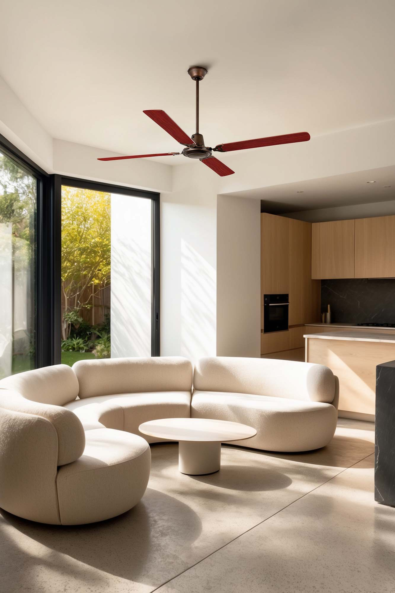 Un soggiorno moderno con divano color crema, tavolo rotondo e ventilatore da soffitto bordeaux. Grandi finestre offrono una vista.