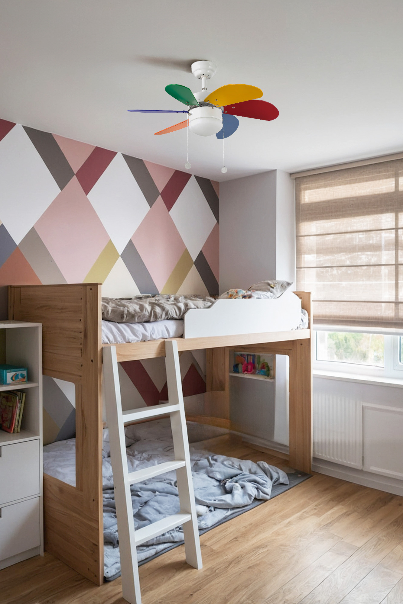 Un letto a castello in una cameretta, un ventilatore colorato sul soffitto, carta da parati a motivi, pavimento in legno e finestra.