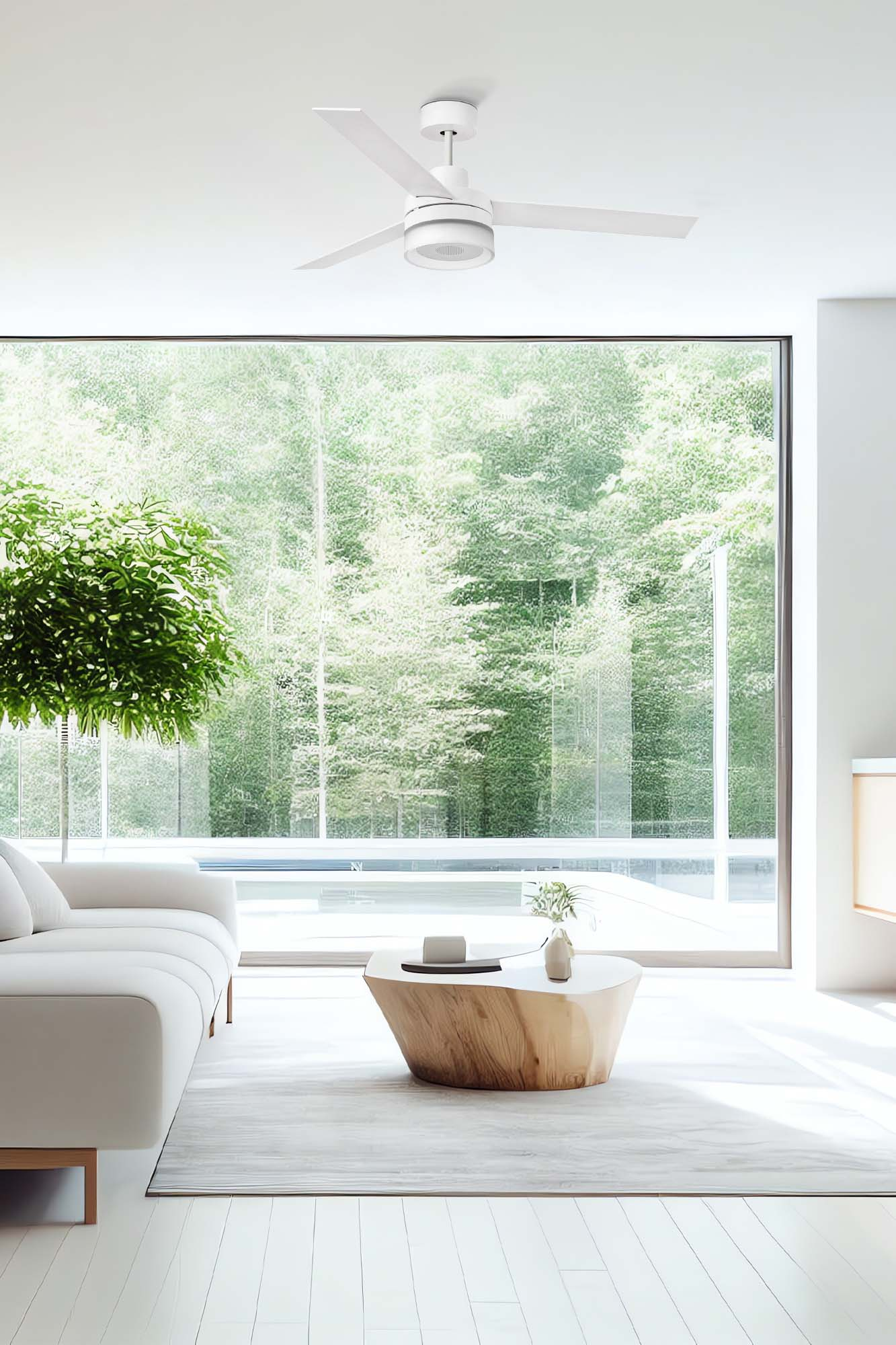 Ein modernes Wohnzimmer mit weißem Deckenventilator, Sofa und Holztisch. Ein großes Fenster zeigt einen grünen Wald.