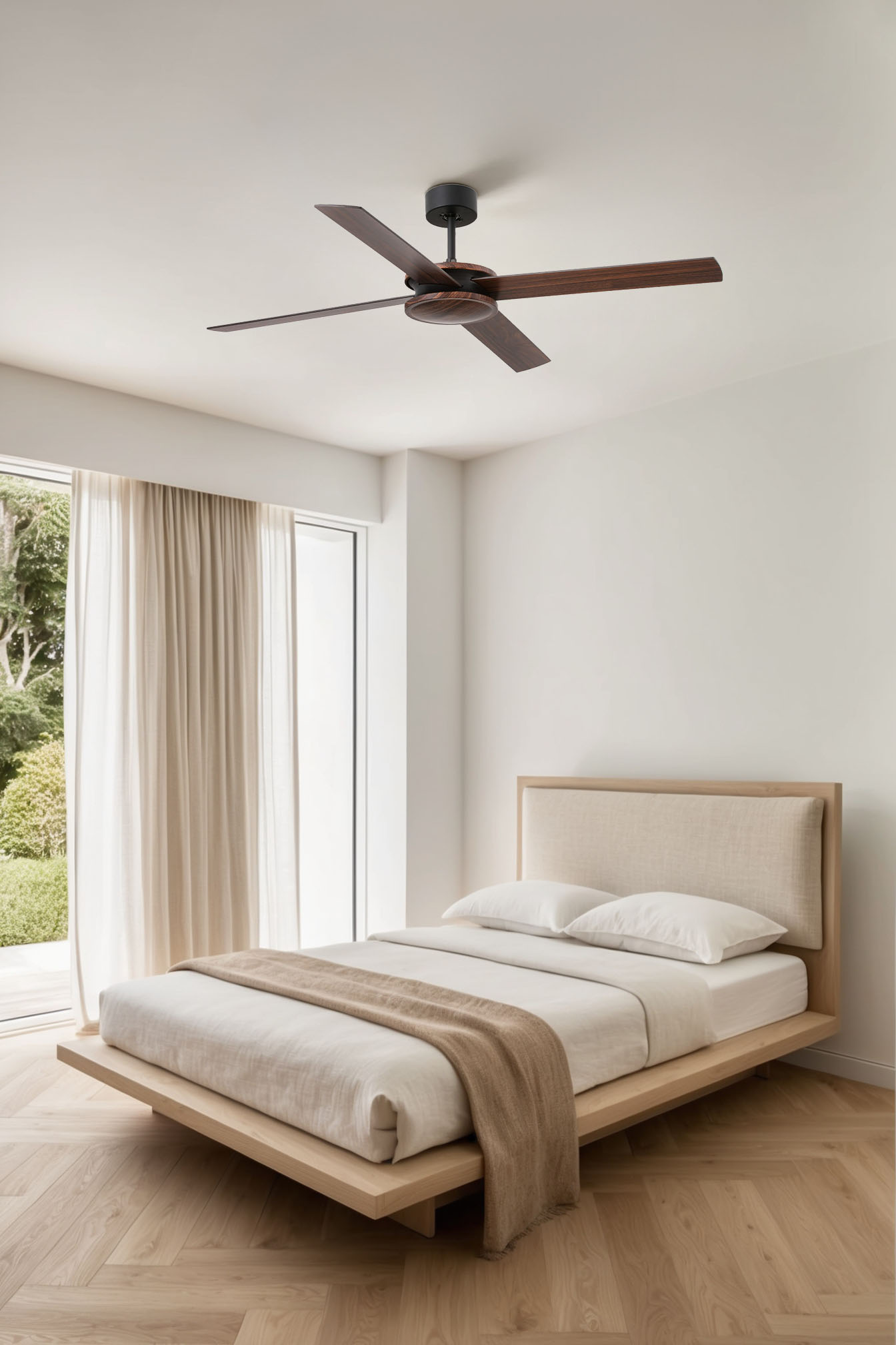 Camera da letto con letto, ventilatore a soffitto e ampia finestra. Tonalità neutre, struttura letto in legno chiaro, lenzuola bianche e tende beige.