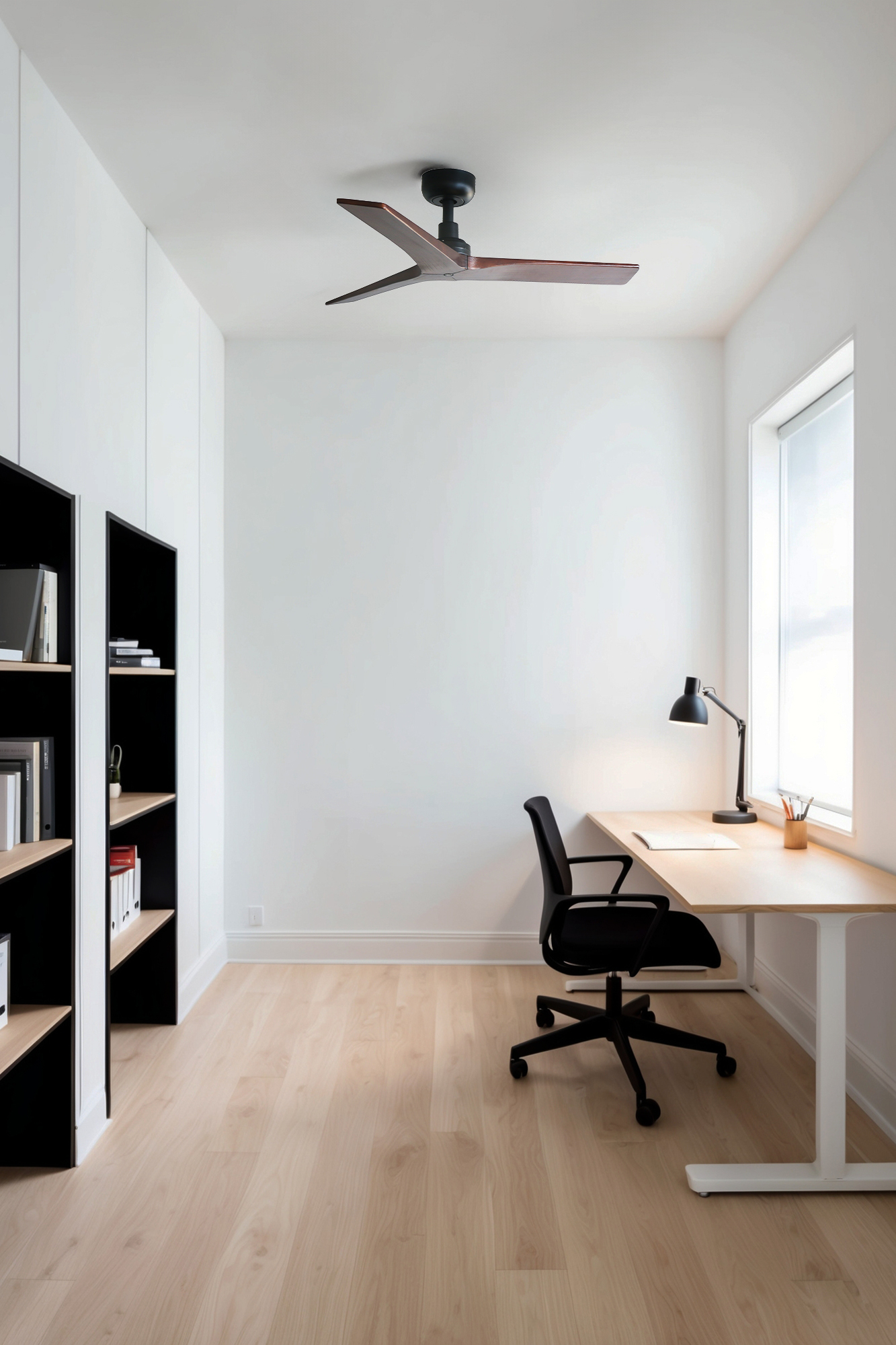 Un ufficio moderno con scrivania, sedia, ventilatore a soffitto e librerie. Pavimento in legno chiaro, pareti bianche, luce naturale.