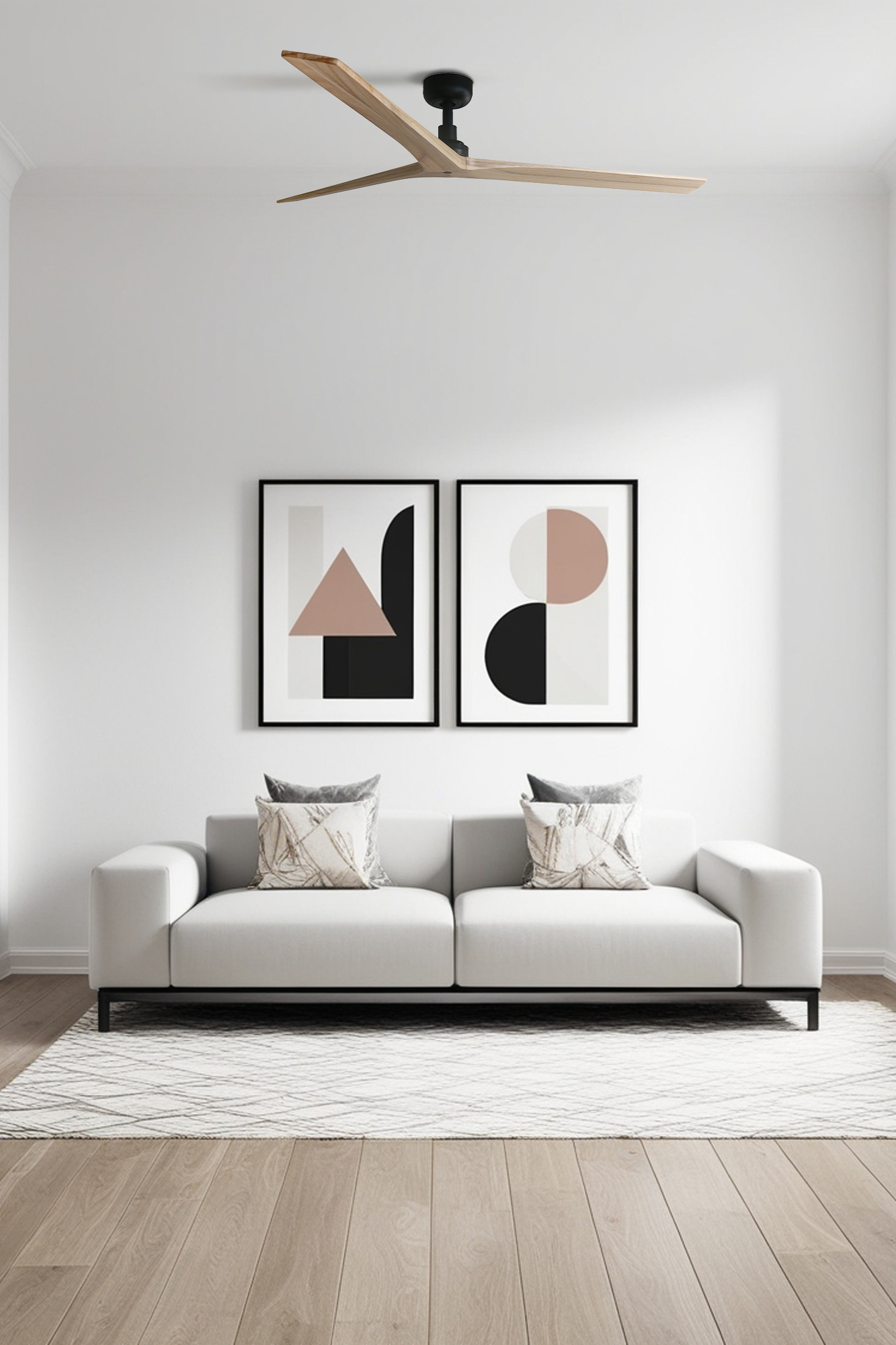 Ein modernes Wohnzimmer mit weißem Sofa, abstrakter Kunst und einem Deckenventilator aus Holz. Unter dem Sofa befindet sich ein Teppich auf einem Holzboden.