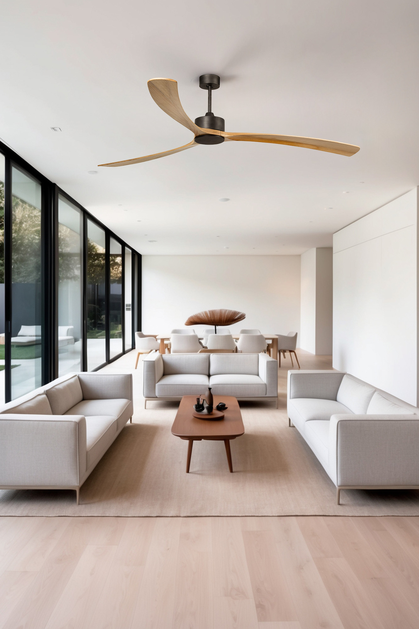 Soggiorno moderno con pareti bianche, divani, pavimento in legno e ventilatore a soffitto. Grandi finestre mostrano l'esterno.