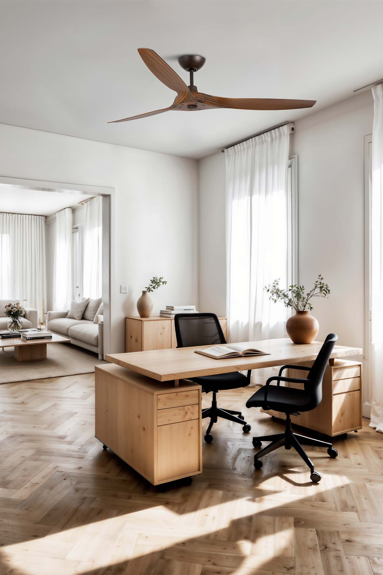 Un ufficio moderno con scrivania in legno, sedie nere e ventilatore a soffitto. Uno scorcio di un soggiorno è visibile sullo sfondo.