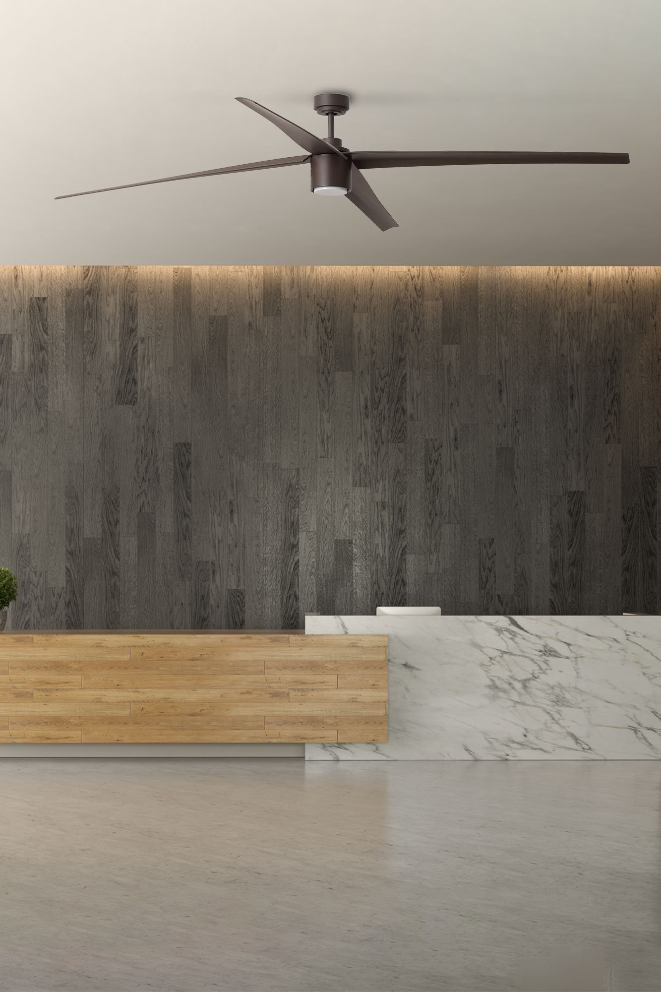 Eine moderne Lobby mit Deckenventilator. Holzwand, Marmortheke und Holzrezeption. Hellbrauner Boden.