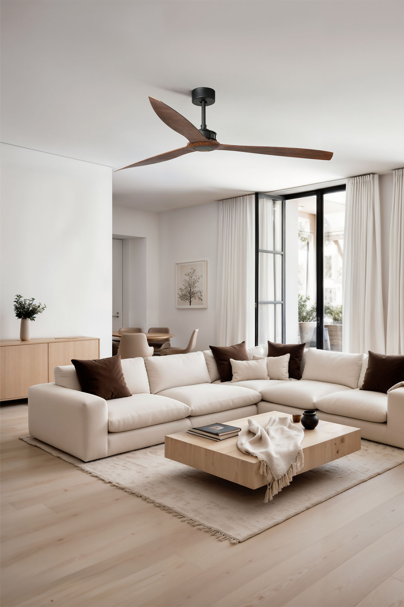 Un moderno soggiorno con un grande divano componibile bianco, un ventilatore da soffitto in legno e un tavolino in legno.