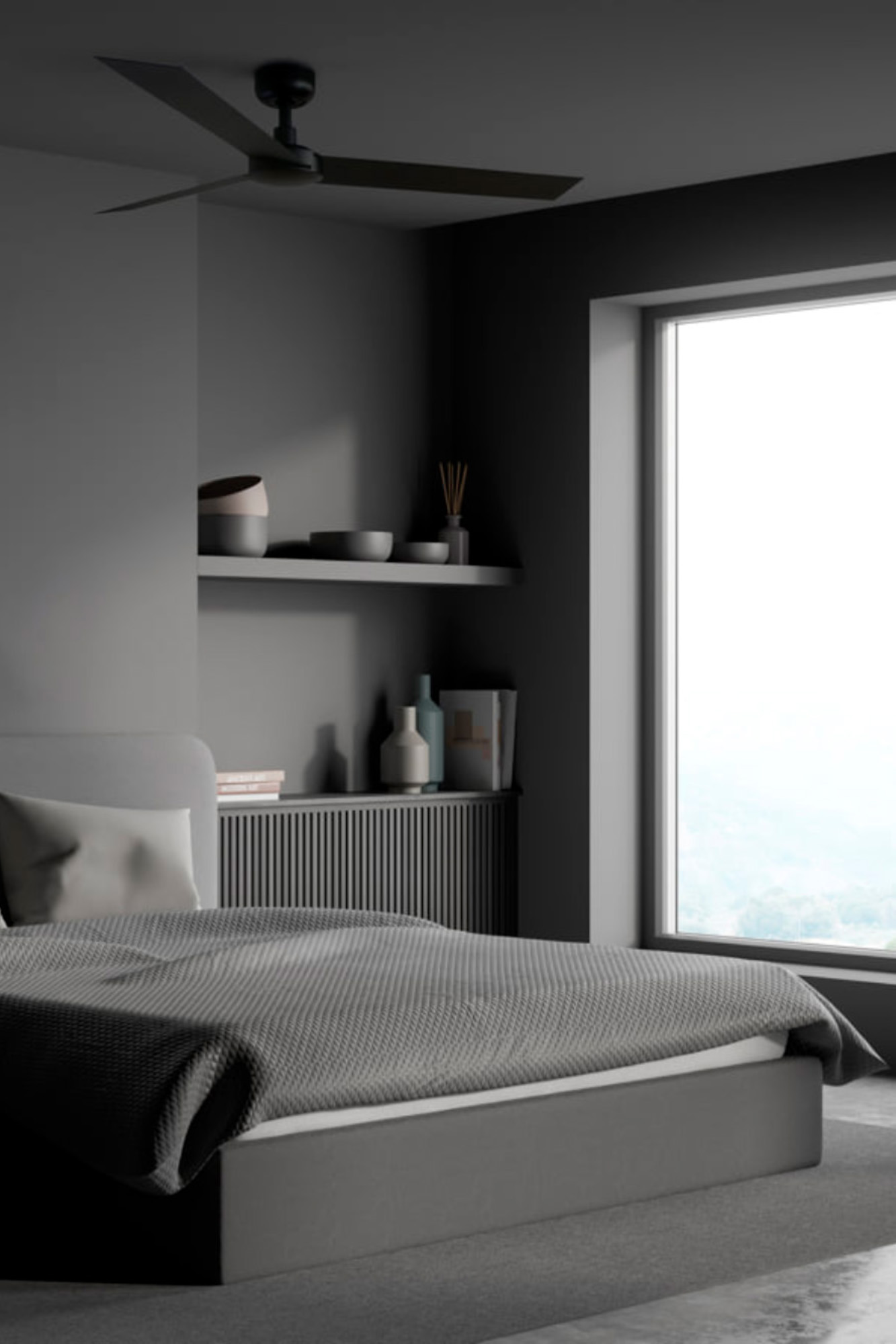 Una camera da letto in scala di grigi con un letto, un ventilatore a soffitto e una grande finestra. Ripiani con decorazioni. Il letto ha una coperta grigia.