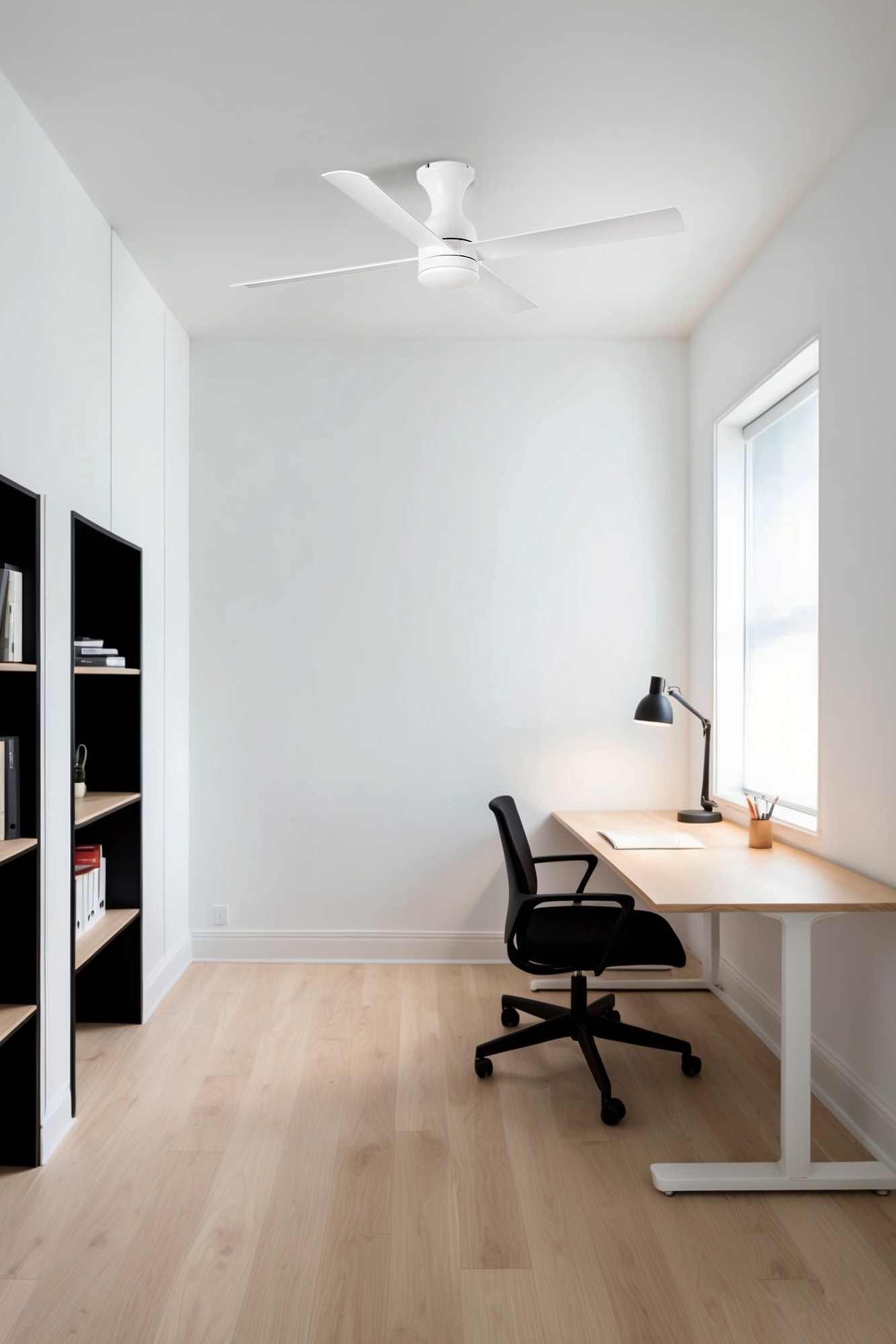 Un ufficio minimalista. Una sedia nera è seduta a una scrivania in legno con una lampada. Un ventilatore da soffitto bianco è sopra.