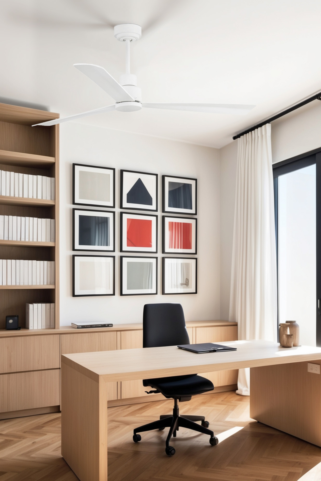 Ufficio moderno con scrivania, sedia nera e arte. Un ventilatore a soffitto è appeso sopra. Sono visibili anche librerie e una finestra con tende.
