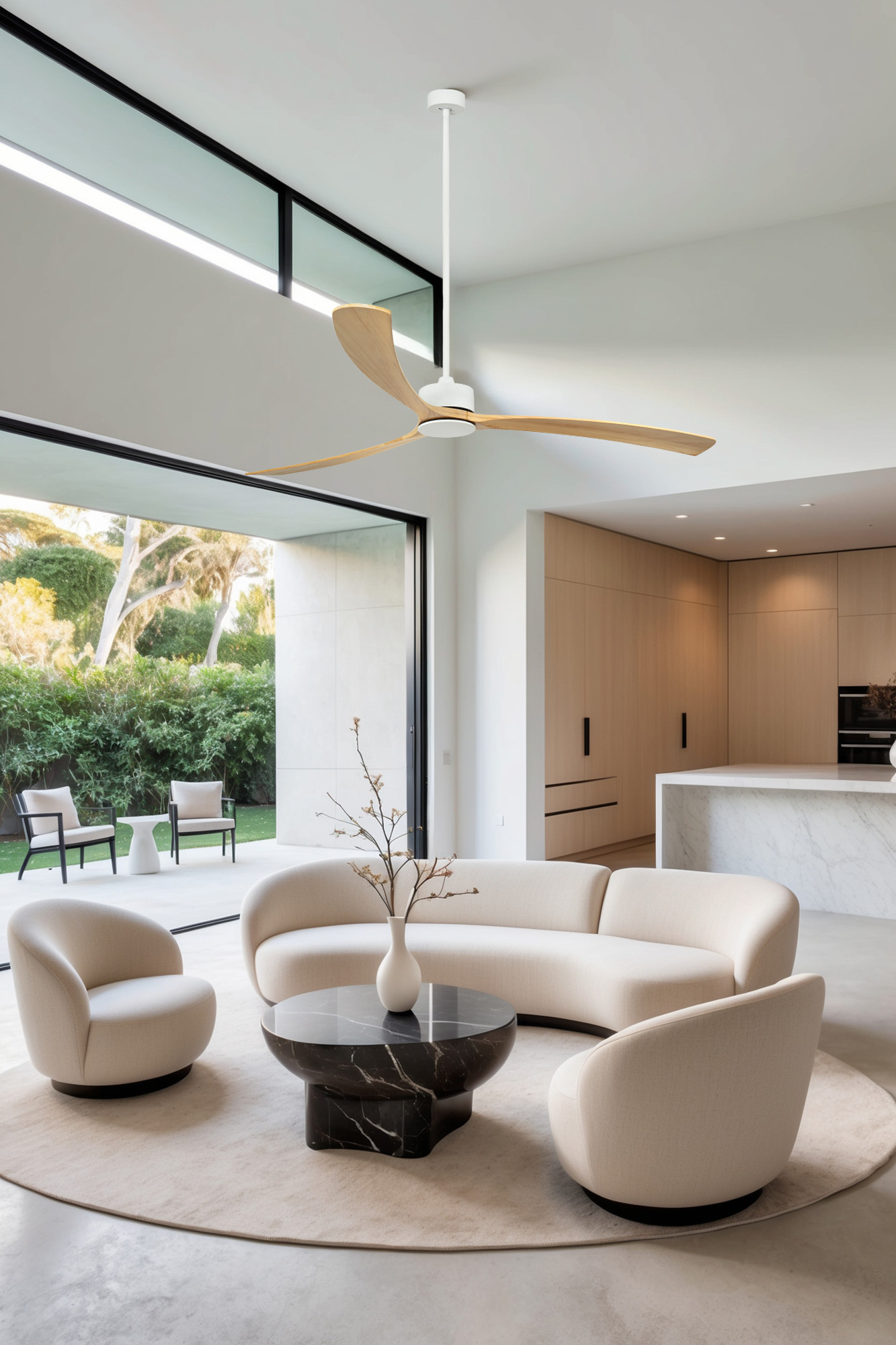 Soggiorno moderno con mobili beige, tavolino in marmo e ventilatore a soffitto in legno. Grandi porte in vetro si aprono su un patio.