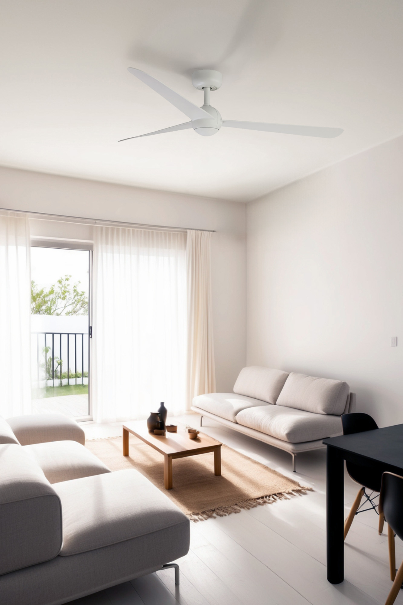 Helles Wohnzimmer mit weißen Wänden, Deckenventilator, hellen Sofas, Holztisch und schwarzem Tisch.