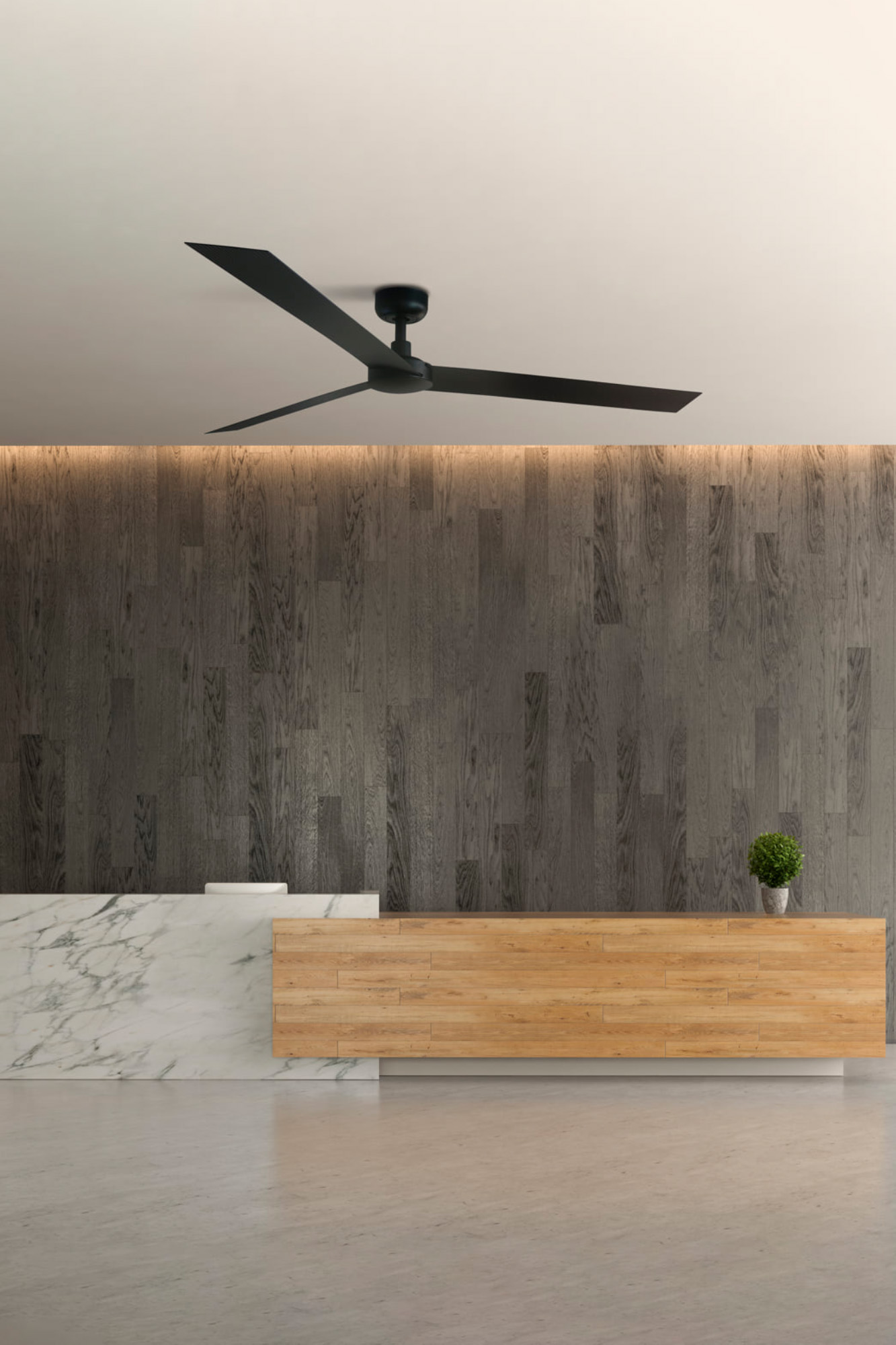 Moderner Empfangsbereich mit schwarzem Deckenventilator, Holz- und Marmor-Rezeptionstheke, Holzwand und Topfpflanze.