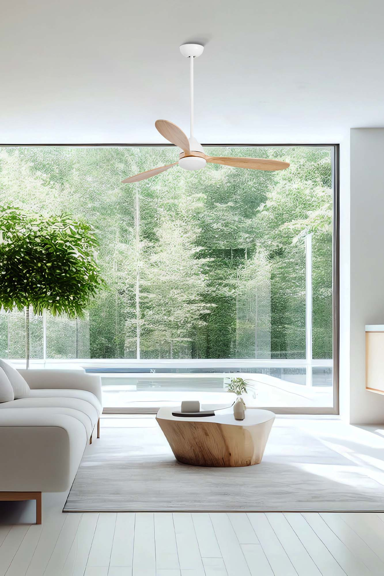 Soggiorno moderno con ventilatore a soffitto, divano e tavolino in legno. Grande finestra con vista sugli alberi.