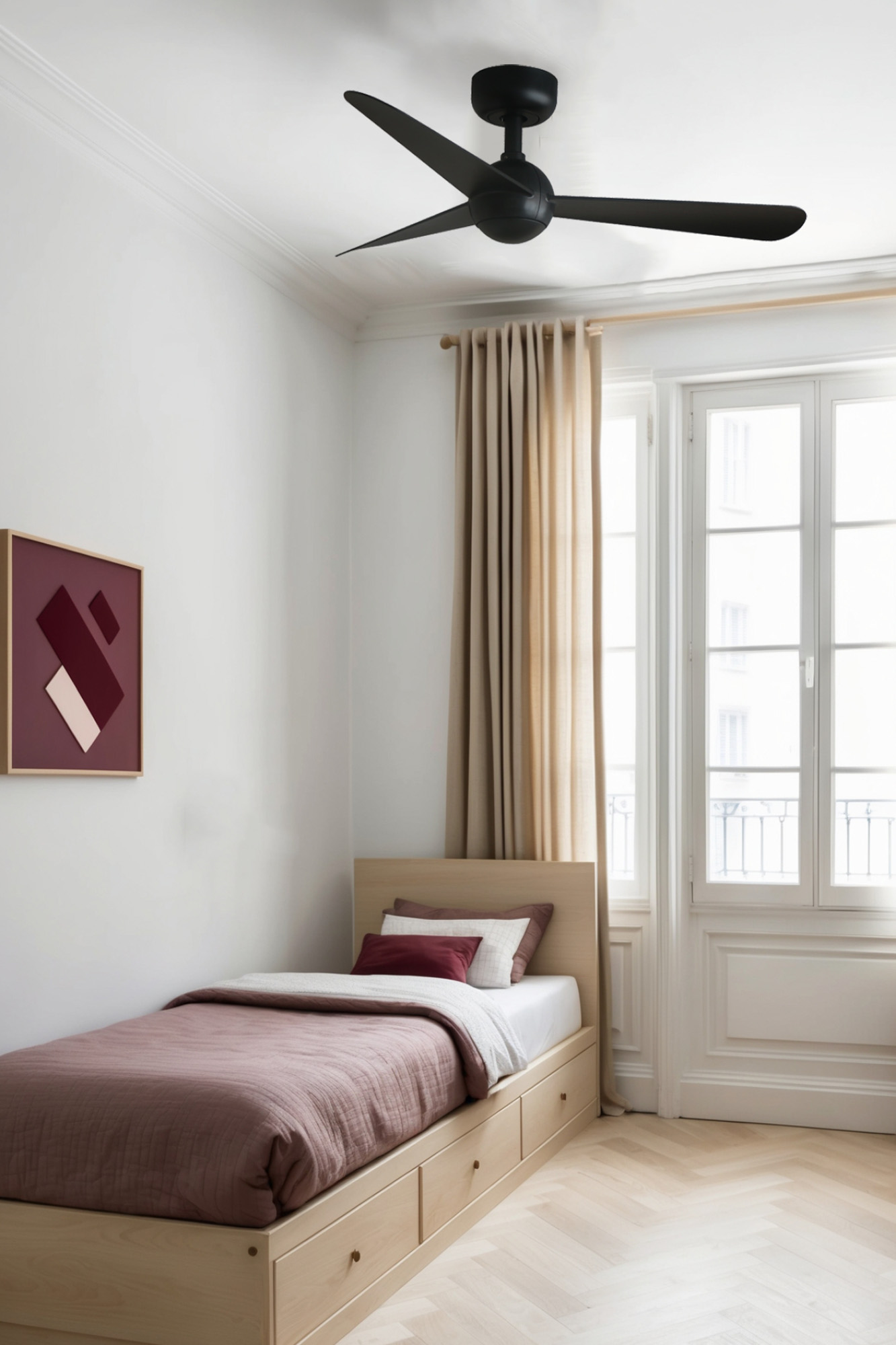 Una camera da letto con letto, opera d'arte e ventilatore a soffitto. Una grande finestra lascia entrare la luce. Il pavimento è in legno chiaro.
