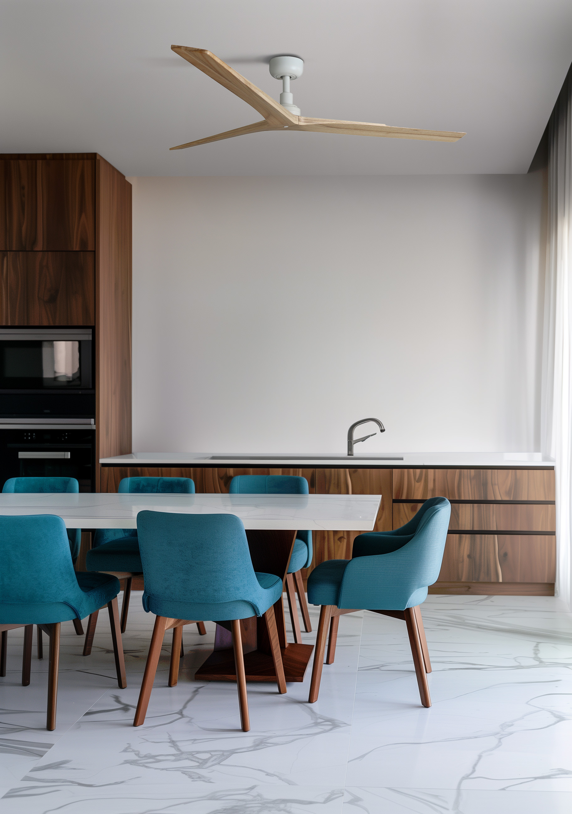 Modernes Esszimmer mit Tisch und Stühlen. Holzschränke, Marmorboden, Deckenventilator und Spüle.