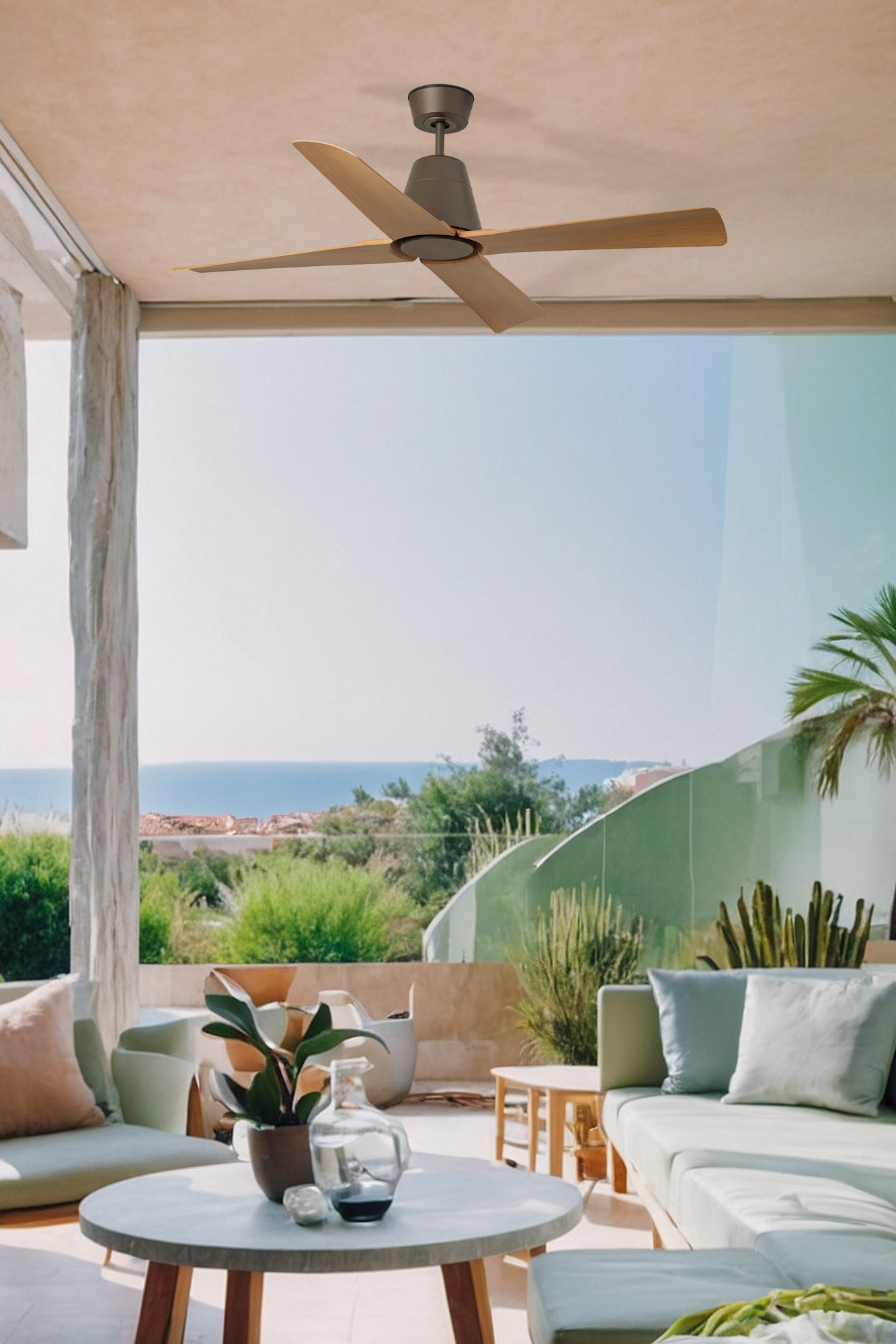 Szene im Freien mit Deckenventilator, Sitzgelegenheiten, Pflanzen und Meerblick. Der Raum ist modern und luftig.