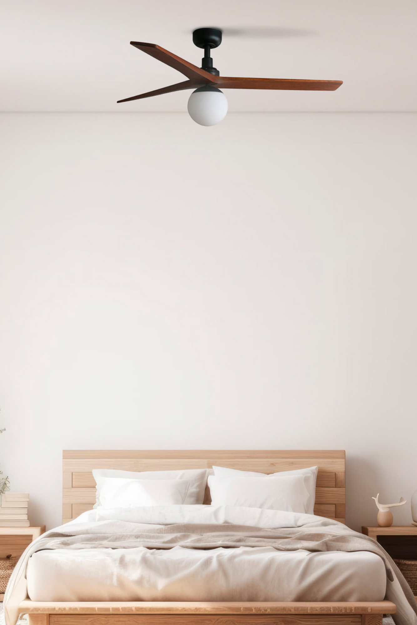 Ein Schlafzimmer mit Bett und Deckenventilator. Das Bett hat weiße Bettwäsche und ein hölzernes Kopfteil. Der Ventilator hat Holzblätter.