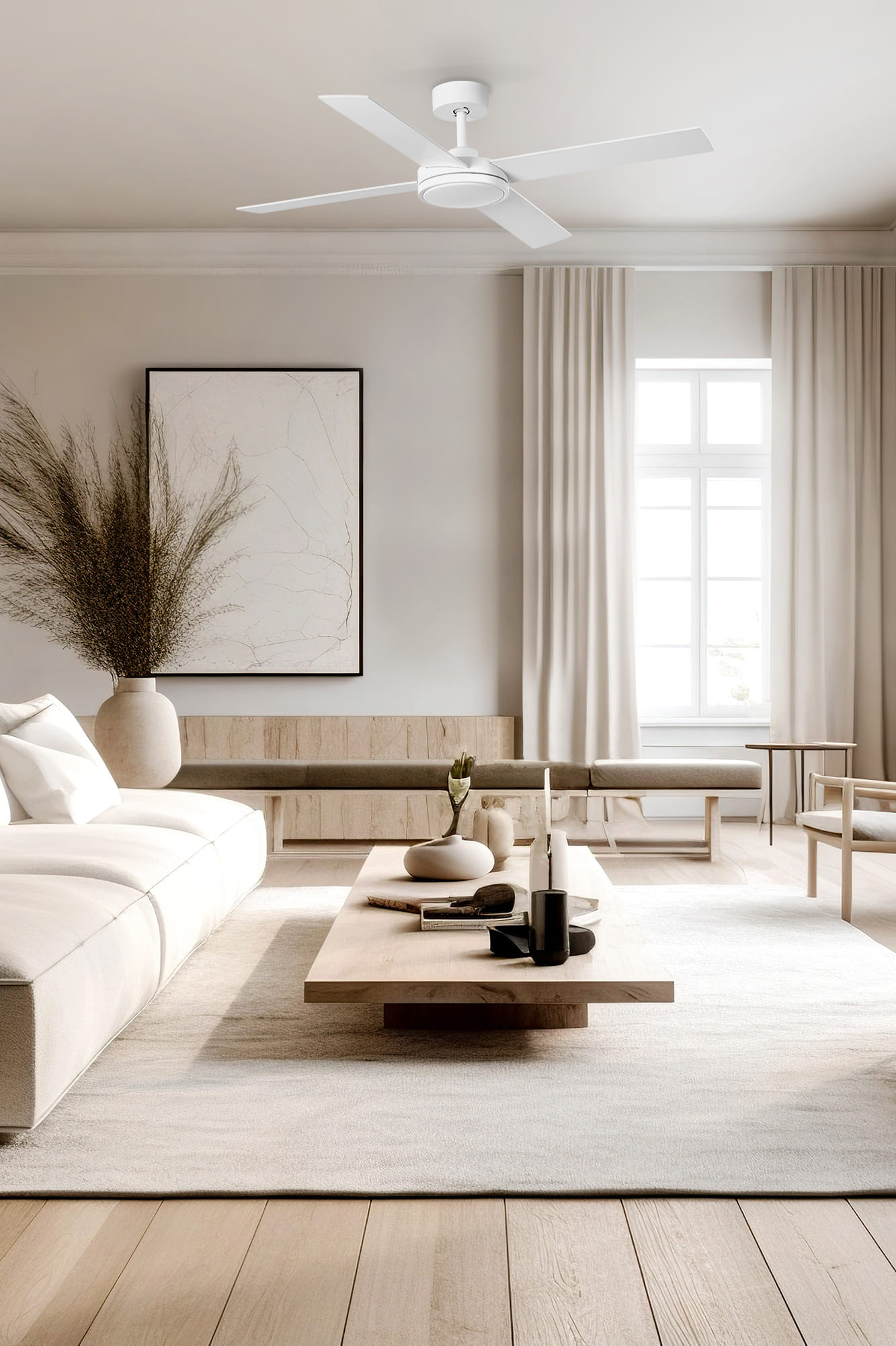 Ein modernes Wohnzimmer mit Deckenventilator, Sofa, Holztisch und großem Fenster mit Vorhängen. Neutrale Farbpalette.