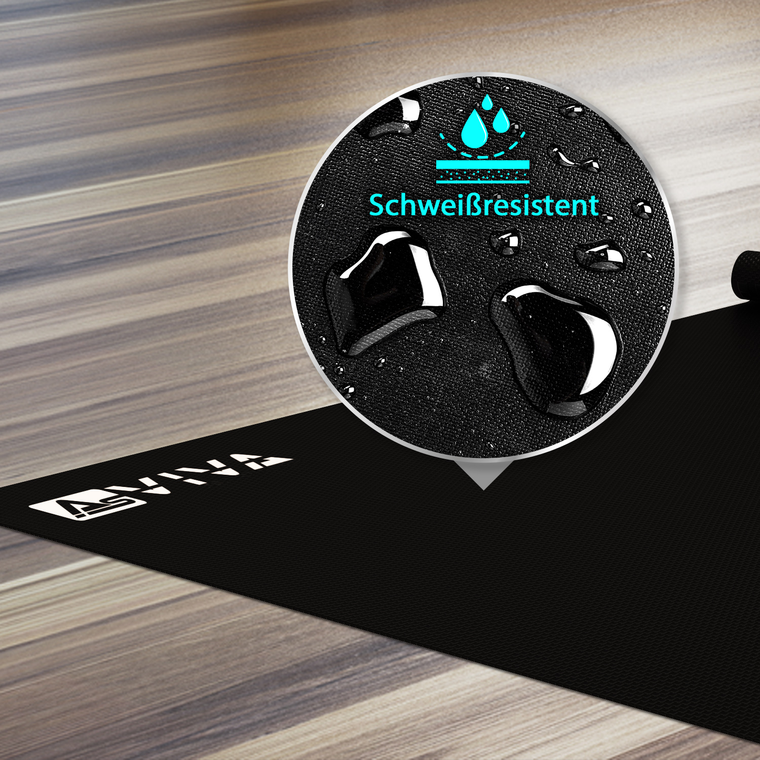Schwarze Yogamatte mit weißem Logo auf Holz. Nahaufnahme zeigt Wassertropfen und Text 'Schweißresistent'.