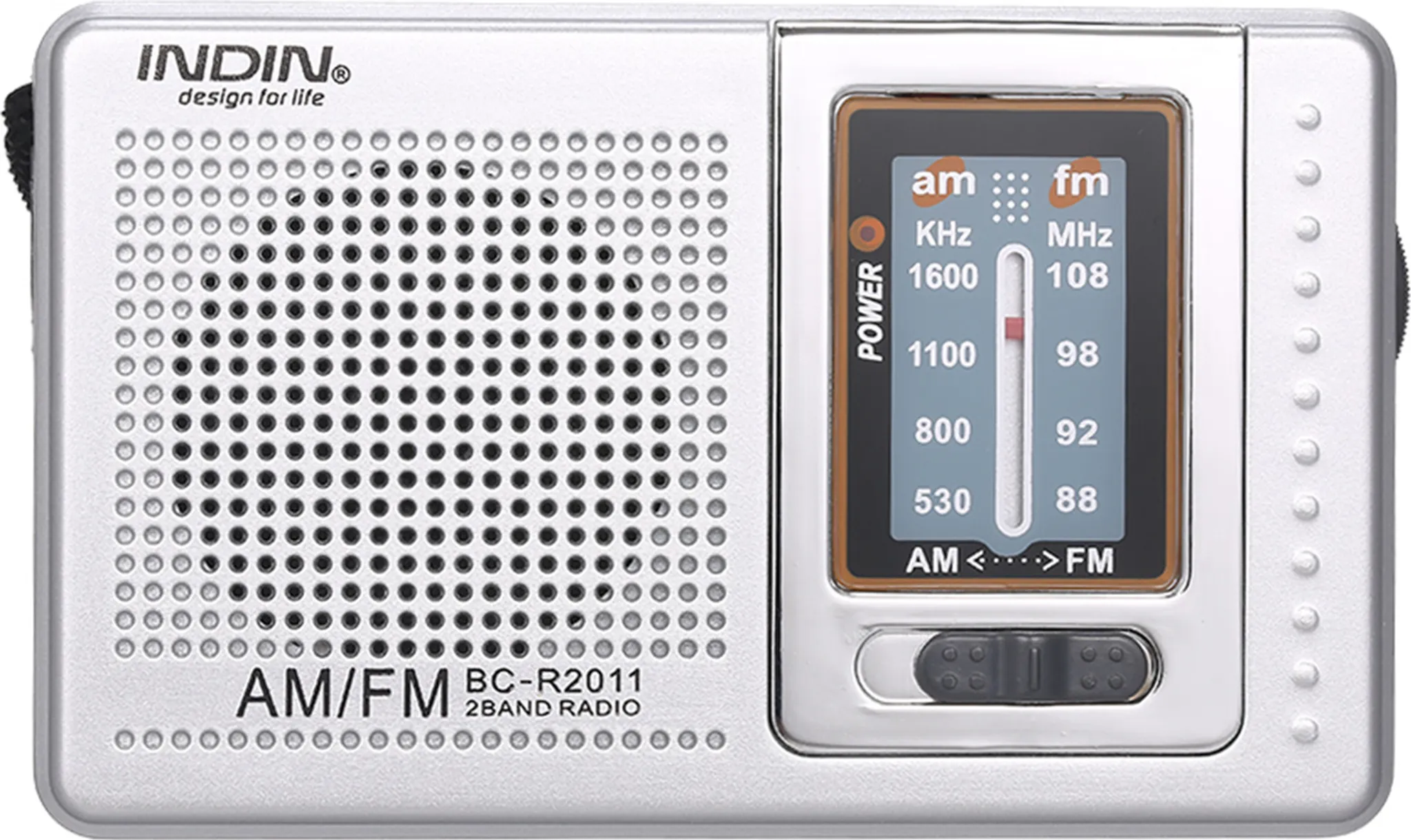 Ein silbernes AM/FM-Radio mit Lautsprecher, Drehrad und Ein-/Ausschalter. Das Display zeigt die Frequenz an.