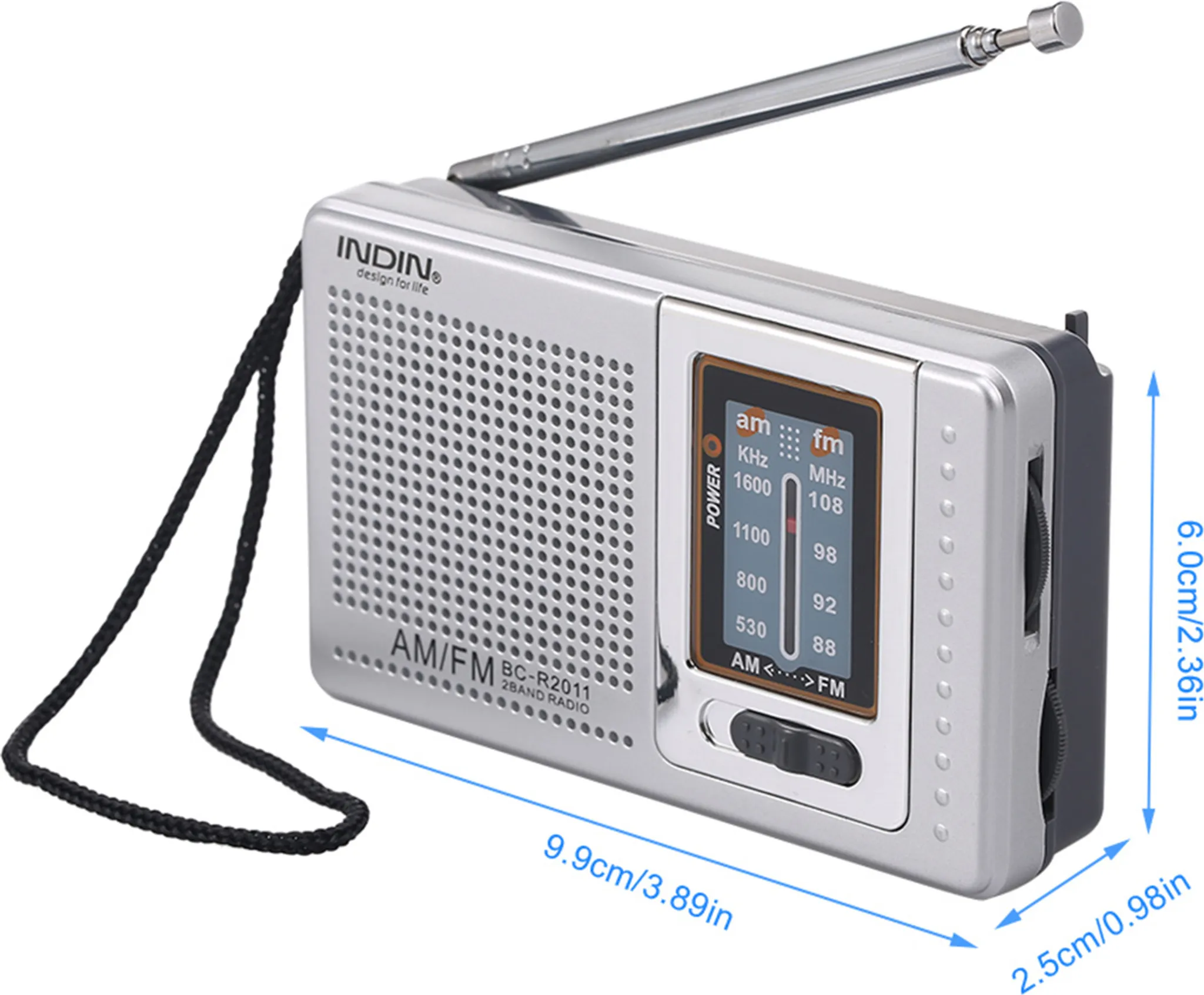 Ein silbernes tragbares Radio mit Antenne. Es hat AM/FM, ein Zifferblatt und einen schwarzen Trageriemen. Abmessungen sind angegeben.