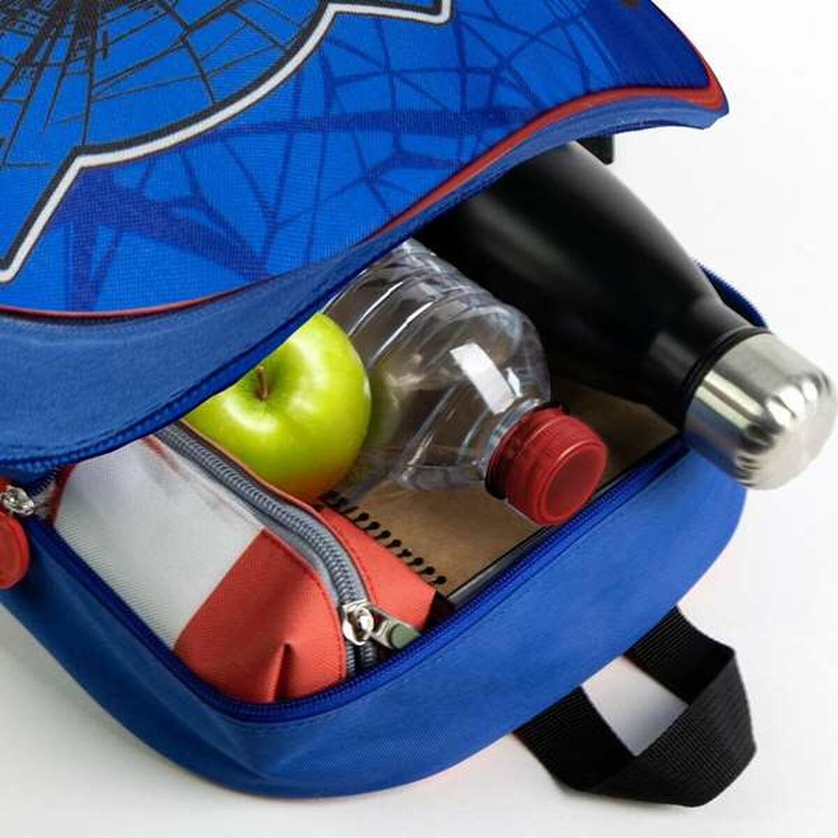Offene blaue Spider-Man-Lunch-Tasche, mit Apfel, Wasserflasche, Federmäppchen und einer schwarzen Wasserflasche.