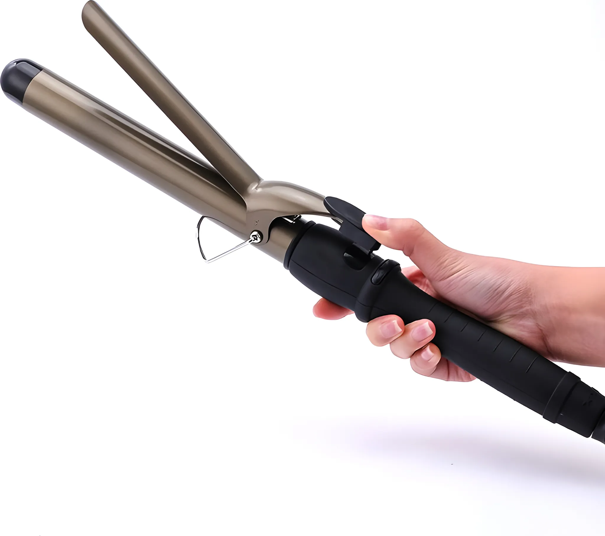 Eine Hand hält einen Lockenstab. Das Bügeleisen ist silber und schwarz. Der Hintergrund ist schlicht weiß.