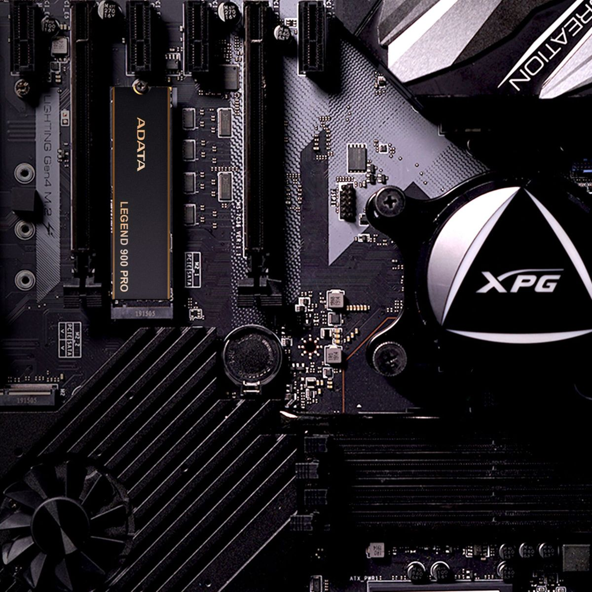 Czarna płyta główna komputera ze złotym dyskiem SSD ADATA Legend 900 Pro. Chłodnica XPG po prawej stronie. Widoczne czarne i srebrne komponenty.