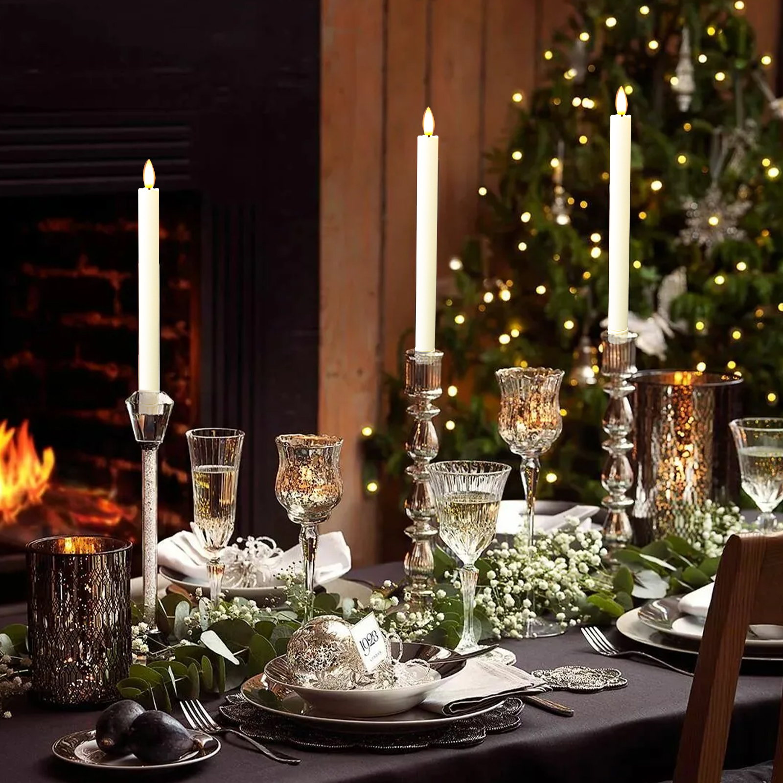 Ein festlich gedeckter Tisch mit Kerzen. Kerzen, Gläser, Teller und ein Weihnachtsbaum sind zu sehen. Im Hintergrund ein Kamin.