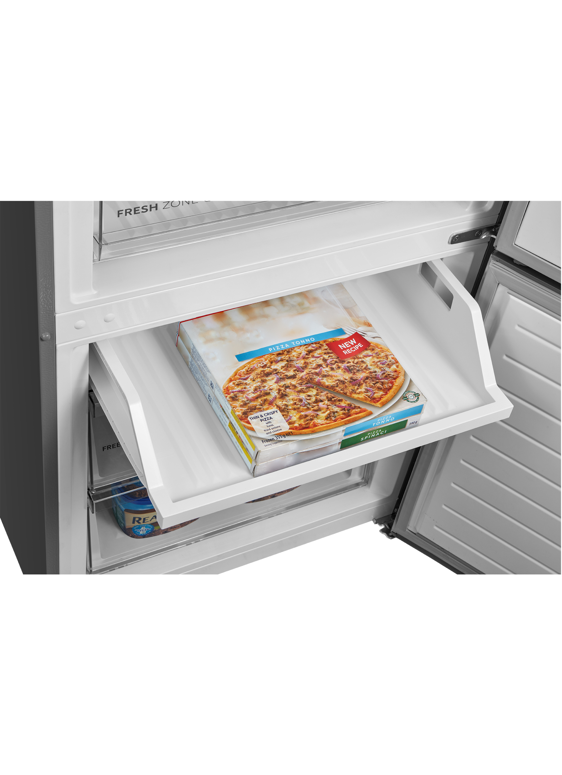 Un cassetto del congelatore contiene una scatola di pizza. Un altro cassetto sottostante contiene un contenitore. La porta del frigorifero è socchiusa.