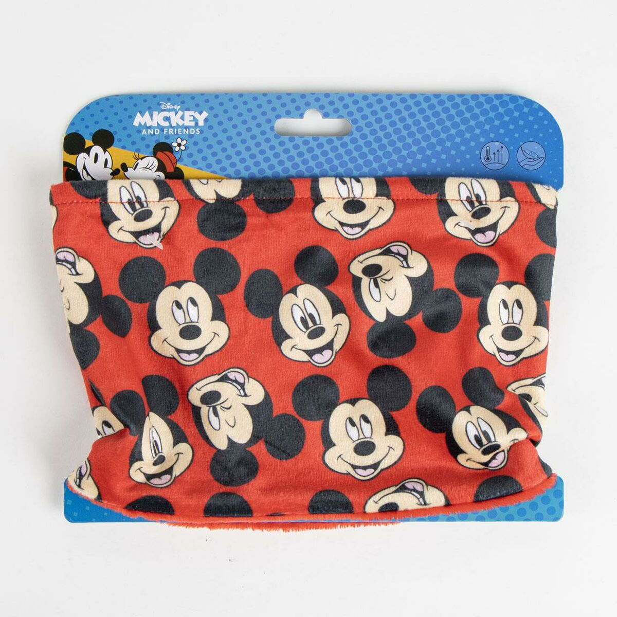 Ein rotes Halstuch mit Mickey-Mouse-Muster, befestigt an einem blauen Karton mit Mickey-and-Friends-Logo.