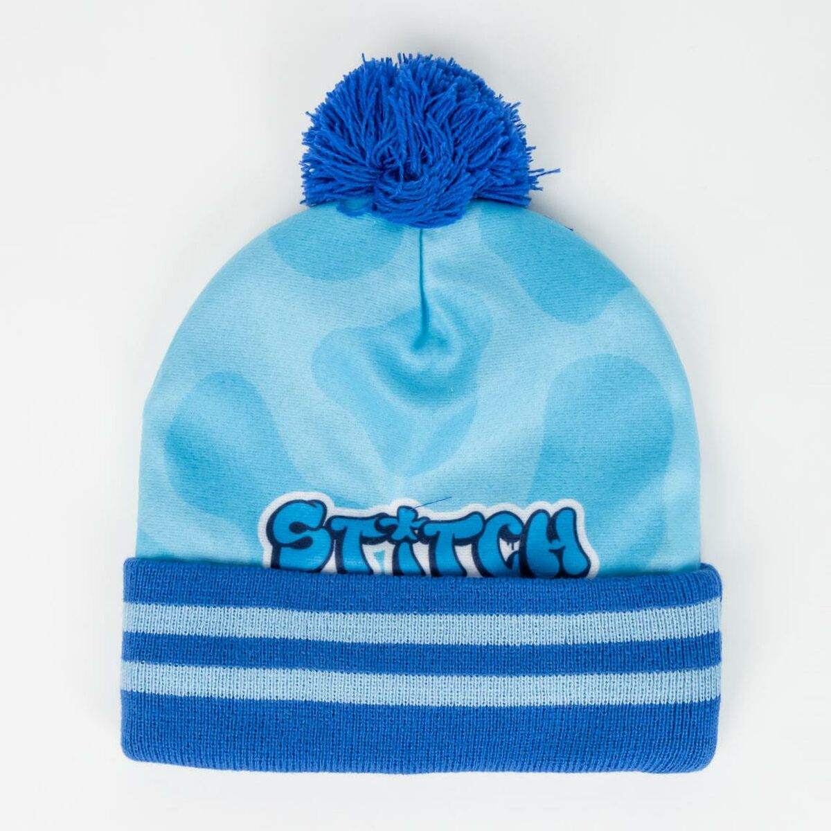 Eine blaue Mütze mit Bommel. Sie trägt das Wort 'Stitch'. Der untere Teil ist blau-weiß gestreift.