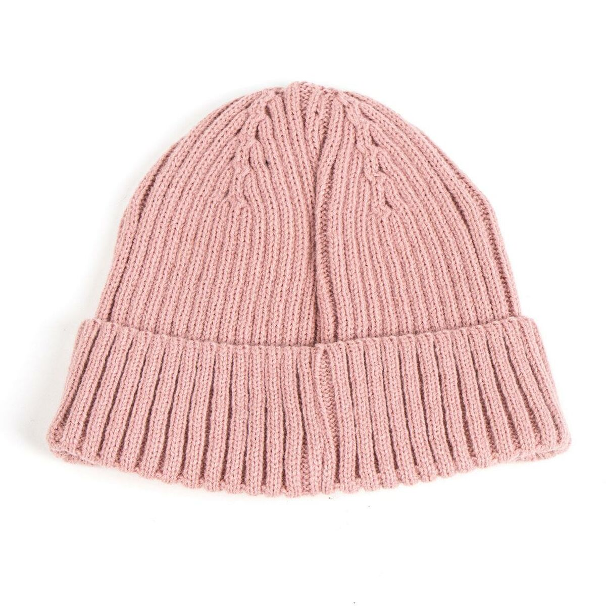 Eine rosa Strickmütze mit Rippenmuster. Die Mütze ist am Rand gefaltet und liegt auf einem weißen Hintergrund.