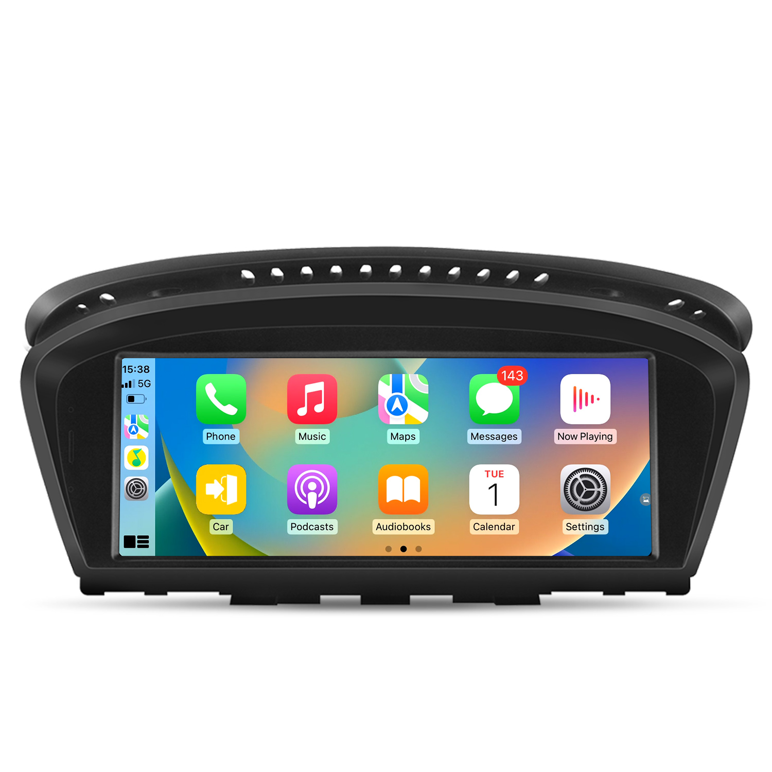 Un display del cruscotto dell'auto mostra un'interfaccia iOS con icone di app per telefono, musica, mappe, messaggi, ecc. L'ora è 15:38.