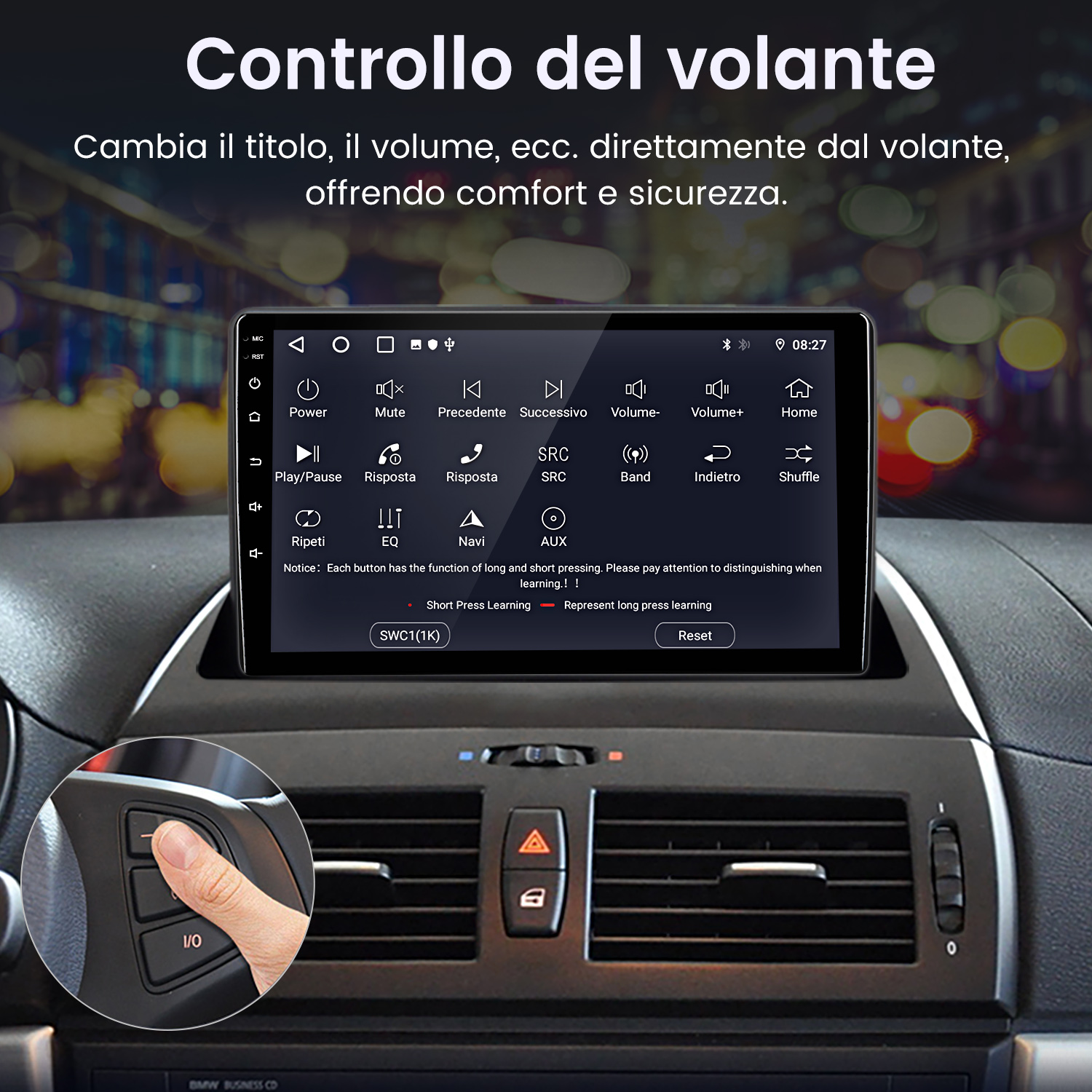 Cruscotto auto con schermo che mostra impostazioni e mano che preme pulsante sul volante.