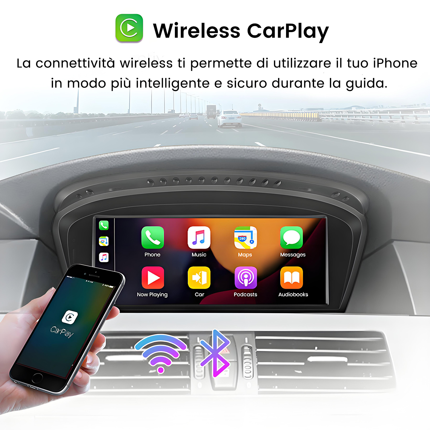 Interfaccia CarPlay in un'auto. Una mano tiene un telefono che mostra l'interfaccia CarPlay. Anche il cruscotto mostra l'interfaccia.